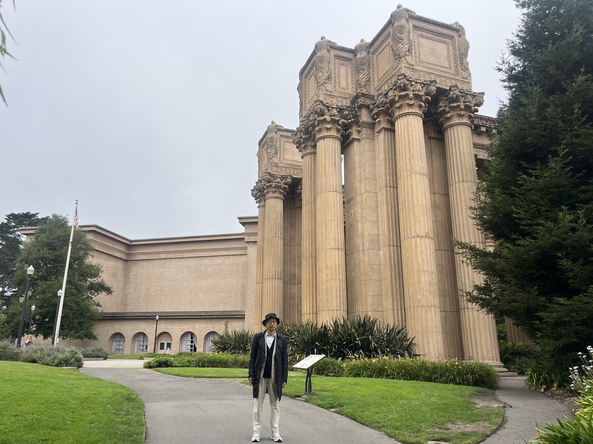 shusukekaneko's tweet photo. サンフランシスコに来まして最初に案内されたギリシア遺跡みたいなのは100年以上前の万博で作られた「架空の遺跡」でPalace of Fine Artsという『フォレスト・ガンプ』の撮影地でもあるそうだ。
吉田瑞穂さん佐々木勝彦さんと３ショット。佐々木さんはロバート・デニーロ新作の吹替をやったばかりだが https://t.co/yARShRp6jY