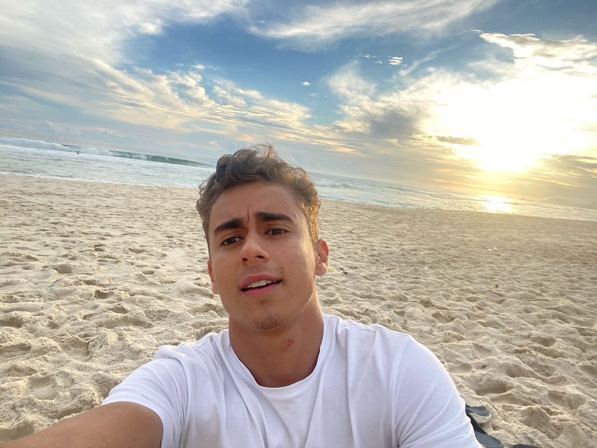 bruceeewayneee_'s tweet photo. É seu dever venerar macho supremo https://t.co/exitLJBVMA