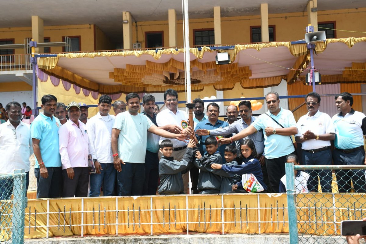 Kalaburgivarthe's tweet photo. ಕಲಬುರಗಿ ನಗರದ ಚೆಂದ್ರಶೇಖರ ಪಾಟೀಲ ಕ್ರೀಡಾಂಗಣದಲ್ಲಿ ಜಿಲ್ಲಾಡಳಿತ, ಜಿಲ್ಲಾ ಪಂಚಾಯತ, ಯುವ ಸಬಲೀಕರಣ ಮತ್ತು ಕ್ರೀಡಾ ಇಲಾಖೆ ಇವರುಗಳ ಸಂಯುಕ್ತಾಶ್ರಯದಲ್ಲಿ ನಡೆದ ಕಲಬುರಗಿ ಜಿಲ್ಲಾ ಮಟ್ಟದ ದಸರಾ ಸಿ.ಎಂ.ಕಪ್-2026 ಕ್ರೀಡಾಕೂಟಕ್ಕೆ ಅಪರ ಜಿಲ್ಲಾಧಿಕಾರಿ ರಾಯಪ್ಪ ಹುಣಸಗಿ ಚಾಲನೆ ನೀಡಿದರು https://t.co/uolDrAr4Yt