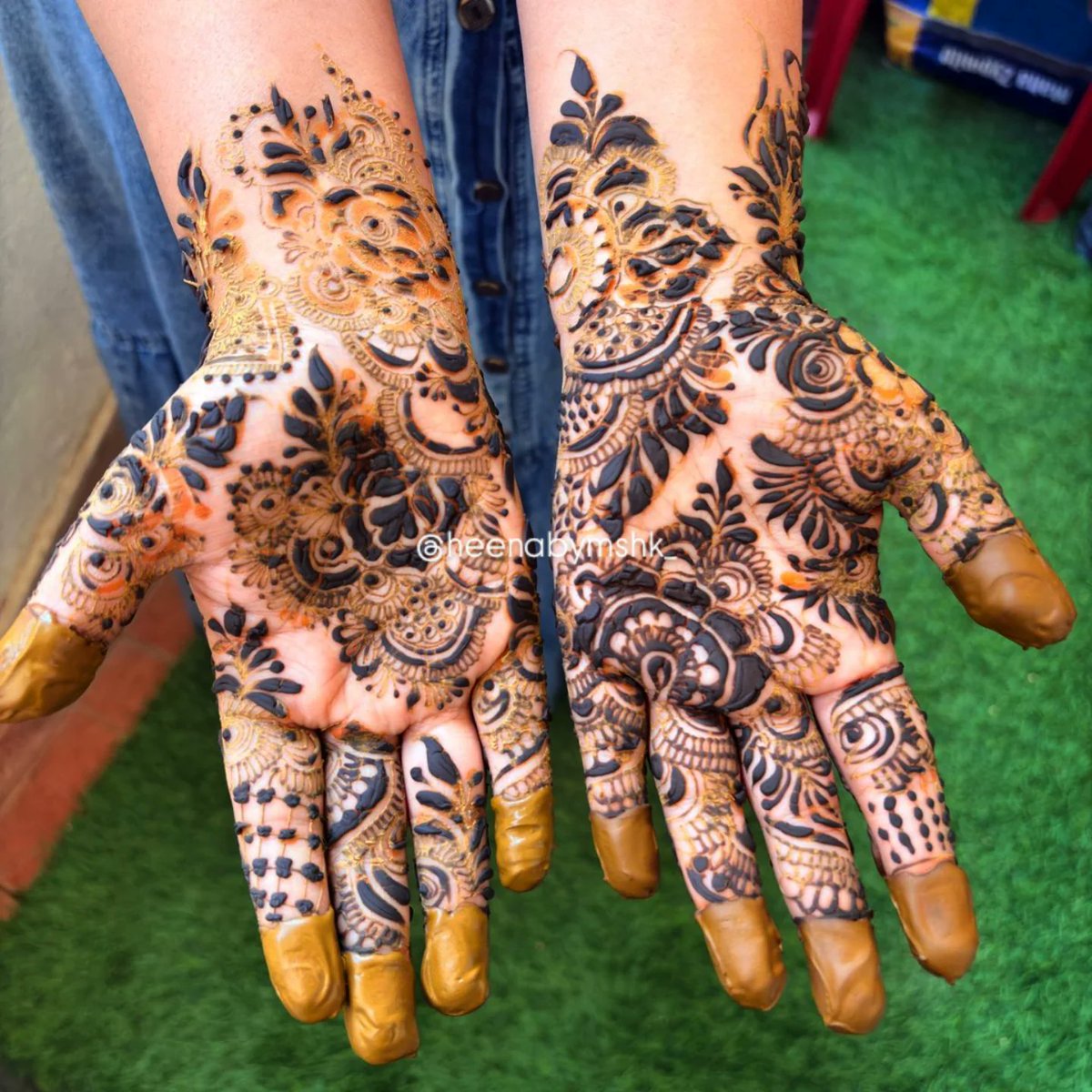 ColleenDeaau's tweet photo. When mehendi meets floral poetry. Mehendi. https://t.co/tSob57FJOs