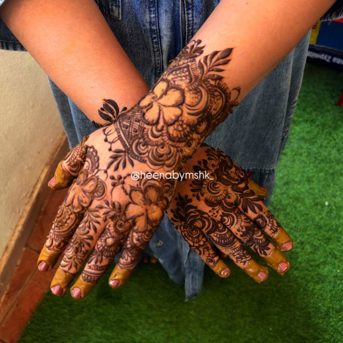 ColleenDeaau's tweet photo. When mehendi meets floral poetry. Mehendi. https://t.co/tSob57FJOs