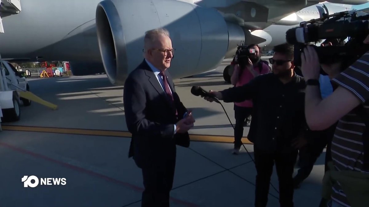 TimjboAU's tweet photo. Breaking: AlboMP arrives in LA to be greeted by a pack of Australian journalists.🤔😉 https://t.co/Y0B5YyfR8E