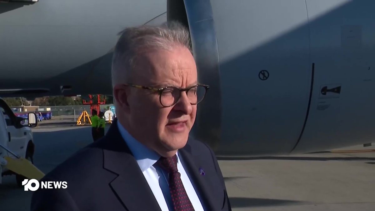 TimjboAU's tweet photo. Breaking: AlboMP arrives in LA to be greeted by a pack of Australian journalists.🤔😉 https://t.co/Y0B5YyfR8E