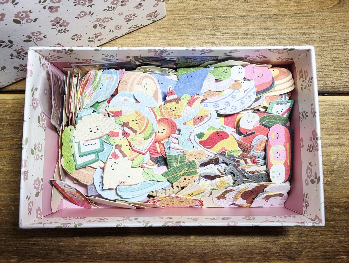 goodspeed0271's tweet photo. セリアのシール♡₊⁺
ゆるい顔が好きで、箱に沢山入れてある🍰
#手帳デコ
#シール https://t.co/wQmFhFooKM