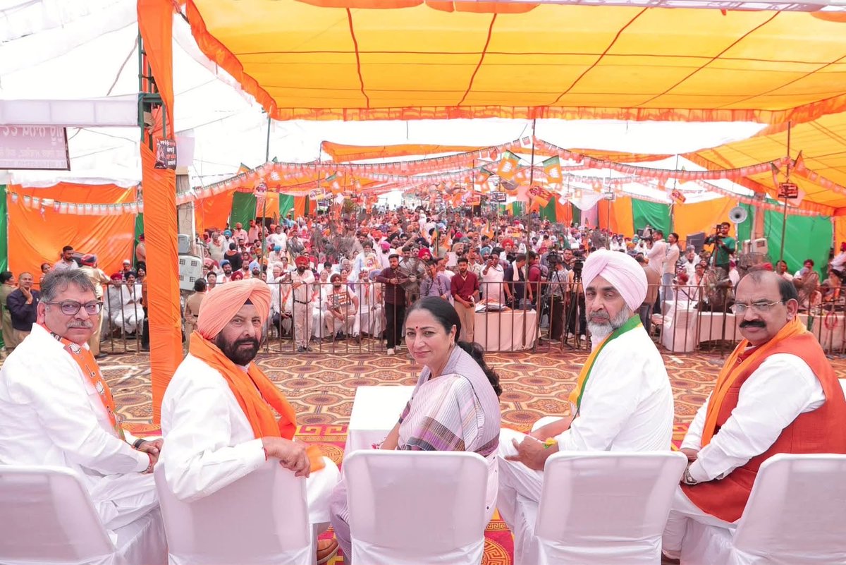 MSBADAL's tweet photo. ਭਾਜਪਾ ਵੱਲੋਂ ਪੰਜਾਬ ਭਰ ਵਿੱਚ ਕੱਢੀ ਜਾ ਰਹੀ "ਨਸ਼ਾ ਮੁਕਤ ਪੰਜਾਬ ਯਾਤਰਾ" ਦੇ ਦੂਜੇ ਦਿਨ ਦੀ ਸ਼ੁਰੂਆਤ ਸ਼੍ਰੀ ਫ਼ਤਿਹਗੜ੍ਹ ਸਾਹਿਬ ਤੋਂ ਦਿੱਲੀ ਦੇ ਮੁੱਖ ਮੰਤਰੀ ਸ਼੍ਰੀਮਤੀ ਰੇਖਾ ਗੁਪਤਾ ਜੀ ਦੀ ਅਗਵਾਈ ਹੇਠ ਹੋਈ।

ਇਸ ਮੌਕੇ ਕੌਮੀ ਜਨਰਲ ਸਕੱਤਰ ਸ਼੍ਰੀ ਸੌਦਾਨ ਸਿੰਘ ਜੀ, ਪੰਜਾਬ ਭਾਜਪਾ ਦੇ ਪ੍ਰਭਾਰੀ ਡਾ. ਸਤੀਸ਼ ਪੂਨੀਆ ਜੀ, ਪੰਜਾਬ ਭਾਜਪਾ ਦੇ ਪ੍ਰਧਾਨ ਸ. ਕੇਵਲ ਸਿੰਘ ਢਿੱਲੋਂ ਜੀ, ਐੱਮਐਲਏ ਸ਼੍ਰੀ ਅਸ਼ਵਨੀ ਸ਼ਰਮਾ ਜੀ, ਸ਼੍ਰੀ ਅਵਿਨਾਸ਼ ਰਾਏ ਖੰਨਾ ਜੀ ਅਤੇ ਪਾਰਟੀ ਦੇ ਹੋਰ ਸੀਨੀਅਰ ਆਗੂਆਂ ਤੇ ਸਾਥੀਆਂ ਨਾਲ ਸ਼ਮੂਲੀਅਤ ਕੀਤੀ।

@BJP4India 
@BJP4Punjab 
@NitinNabin 
@gupta_rekha 
@DrSatishPoonia 
@KewalDhillonPB