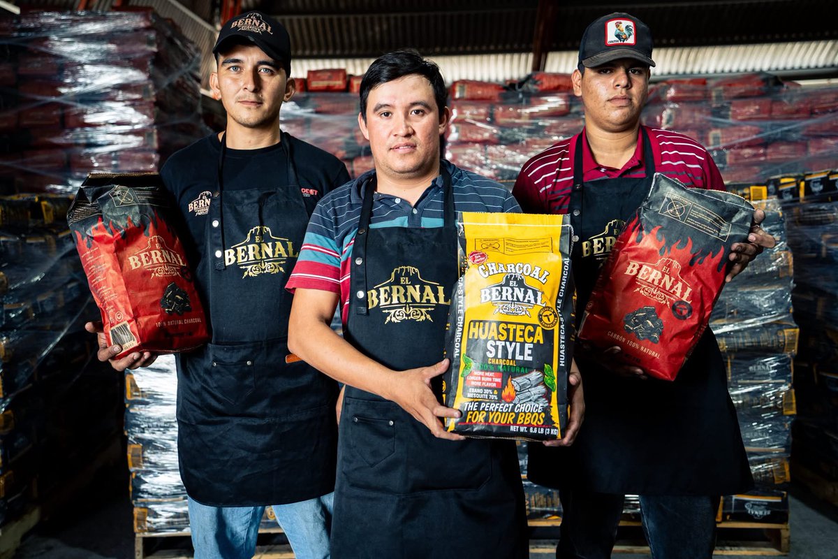 Dr_AVillarreal's tweet photo. El trabajo de nuestra gente ya cruza fronteras.

Hoy, el primer embarque de Carbón El Bernal, orgullosamente tamaulipeco, llega a Estados Unidos, resultado del esfuerzo de familias productoras de Jiménez, Abasolo, Soto la Marina y Casas.

Seguimos trabajando de la mano con nuestros productores para abrir nuevos mercados y que lo que se produce en Tamaulipas se traduzca en más oportunidades y bienestar para nuestra gente.

Tamaulipas produce y cruza fronteras.