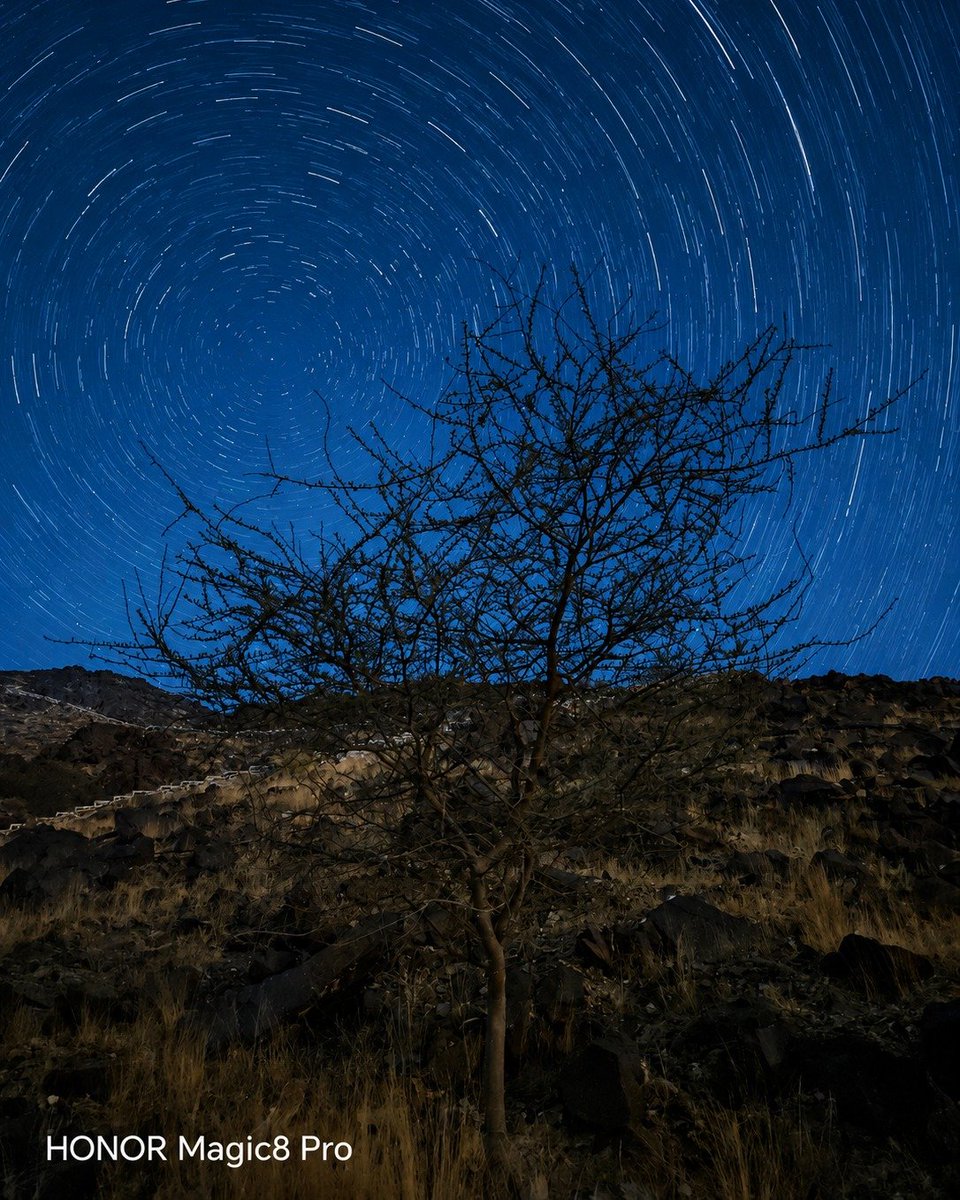 Honorarabia's tweet photo. The sky kept turning, and the #HONORMagic8Pro kept watching. 🌌
Through the lens of the amazing noufalphotography.
Shot on #HONORMagic8Pro #ByHONOR

السما ظلت تدور، و #HONORMagic8Pro ظل يراقب 🌌
بعدسة المبدع noufalphotography
تصوير بـ#HONORMagic8Pro #ByHONOR https://t.co/r9TdbzHS3T