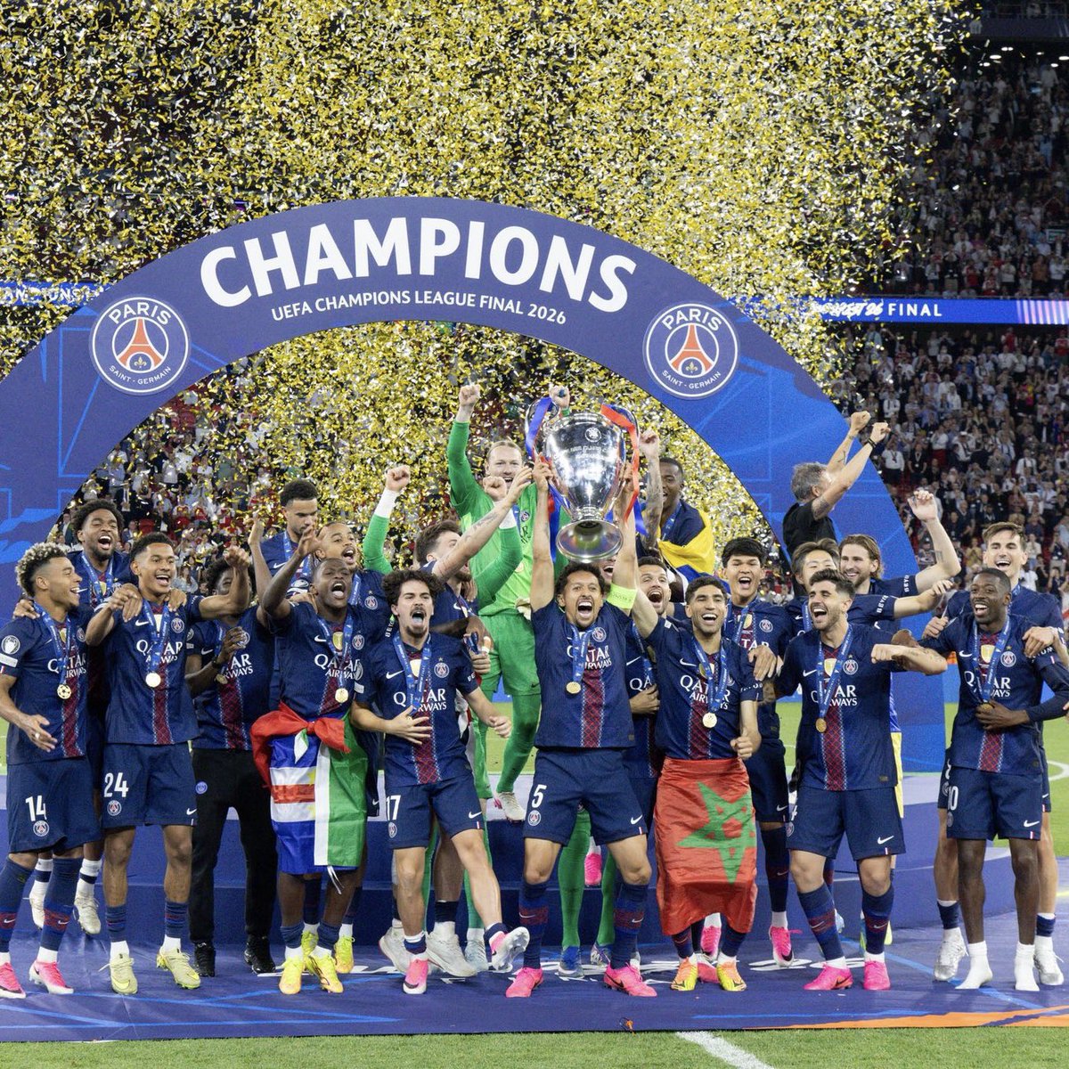 _BeFootball's tweet photo. 🚨 BRUNO GENESIO 🇫🇷 S’APPUIE SUR LE MAN CITY - OL POUR CROIRE À UN RÉSULTAT DE L’OM FACE AU PSG ! 🩵🤍

« Comment l’OM peut faire un résultat face au PSG ? Ce sont toujours des matchs à part, J’AI VÉCU ÇA AVEC LYON FACE À MANCHESTER CITY.

On avait fait 1-1 à Caen, c’était un match catastrophique deux jours avant…

ET TOUT LE MONDE PARIAIT SUR LA MINUTE À LAQUELLE ON ALLAIT PRENDRE UN BUT FACE À CITY. ☠️ 

Finalement on y est allé avec beaucoup d’humilité et on a fait le résultat que vous savez… 🤷‍♂️ 

C’est un Classique chez nous, j’ai une équipe avec de la fierté, de l’orgueil, et avec l’appui de notre public, on peut gommer nos insuffisances des derniers matchs. 

SI ON EST CAPABLE DE LE FAIRE, ON PEUT INQUIÉTER LE PSG À DOMICILE MÊME SI CE SERA DIFFICILE.

C’est l’une voire la meilleure équipe d’Europe, avec le meilleur entraîneur, les meilleurs joueurs. »

(CP)