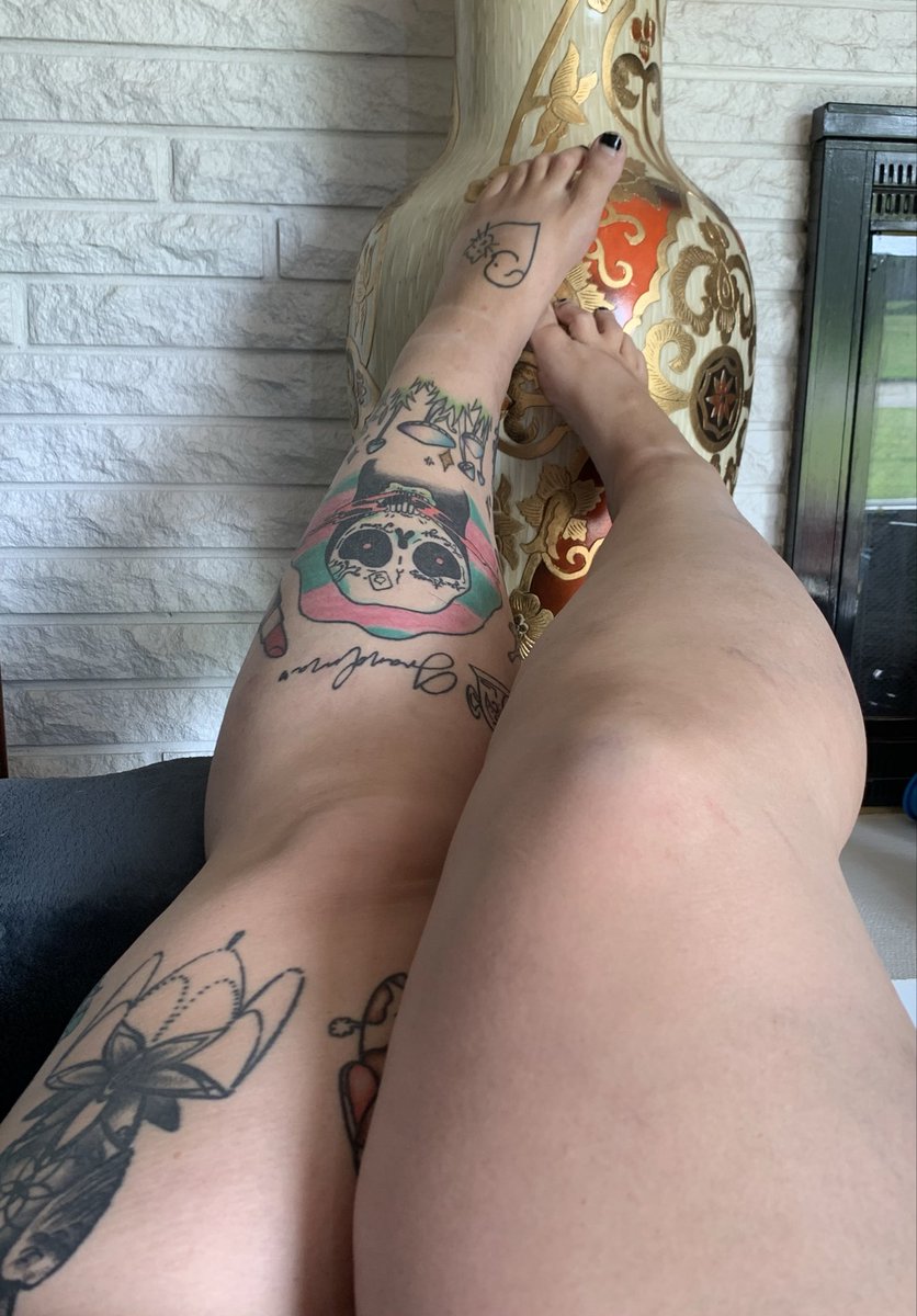 highitsKT's tweet photo. Come rub them down https://t.co/dyPxodTNQm