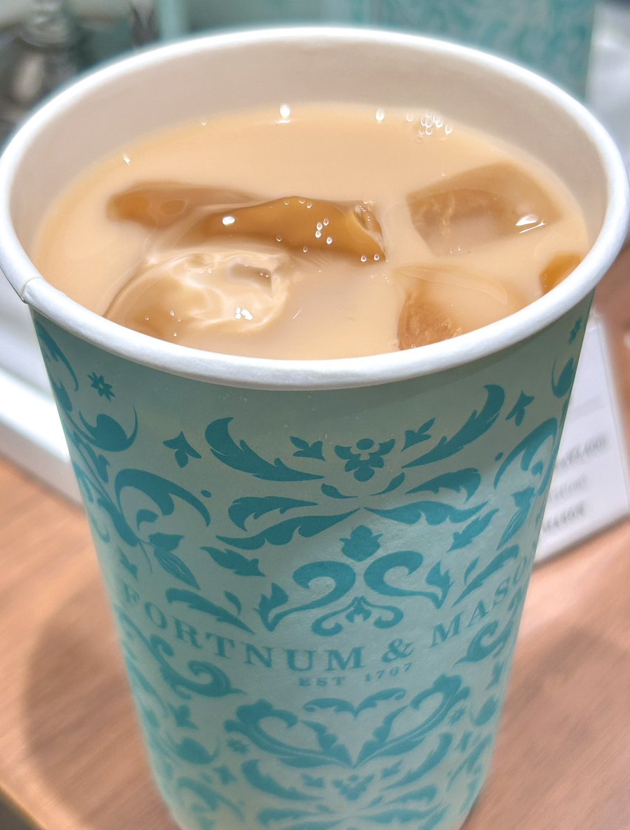 choccotte's tweet photo. 9/16 に、東京駅に新しくオープンした、
Fortnum & Mason ( フォートナム・アンド・メイソン )のティースタンドで飲めるミルクティーが、凄いまろやかで甘くて美味だった😊☕️✨

夜もずっと行列が出来て人気で、オープンしたばかりの折角の機会、皆さんたっぷりなLサイズを選んでいて凄い👏

とても濃厚な甘さが良く、あと味がスッキリ、お洒落なカップも印象的で美味🥰🍹

MとLのサイズアップで、たったの80円くらいしか変わらないので、Lがもの凄いお得、400mlも入って、満足度は抜群📝