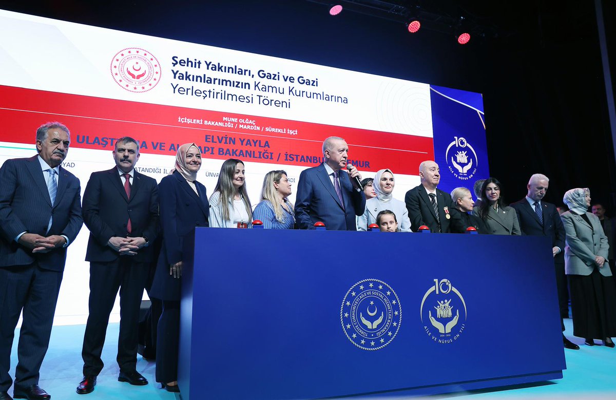 mustafaciftcitr's tweet photo. Muhterem Cumhurbaşkanımız @RTErdogan’ın teşrifleriyle, “Şehit Yakınları, Gazi ve Gazi Yakınlarımızın Kamu Kurumlarına Yerleştirilmesi Kura Töreni”ne katıldık.

Bugün 571 şehit yakınımız, gazimiz ve gazi yakınımız daha kamu kurumlarındaki yeni görevlerine başlıyor.

Şehitlerimizin bizlere emaneti olan kıymetli aileleri, gazilerimiz ve onların kıymetli aileleri bizim başımızın tacıdır.

Türkiye Yüzyılı’nı; şehitlerimizin aziz hatırasına, gazilerimizin kahramanlığına ve milletimizin fedakârlığına layık bir gelecek olarak hep birlikte inşa edeceğiz.

Kura sonucu yeni görevlerine başlayacak tüm kardeşlerimize hayırlı olsun diyor, görevlerinde muvaffakiyetler diliyorum.

Rabbim birliğimizi ve beraberliğimizi daim eylesin. 🇹🇷

@TC_icisleri
@EmniyetGM
@jandarma
@sahilguvkom