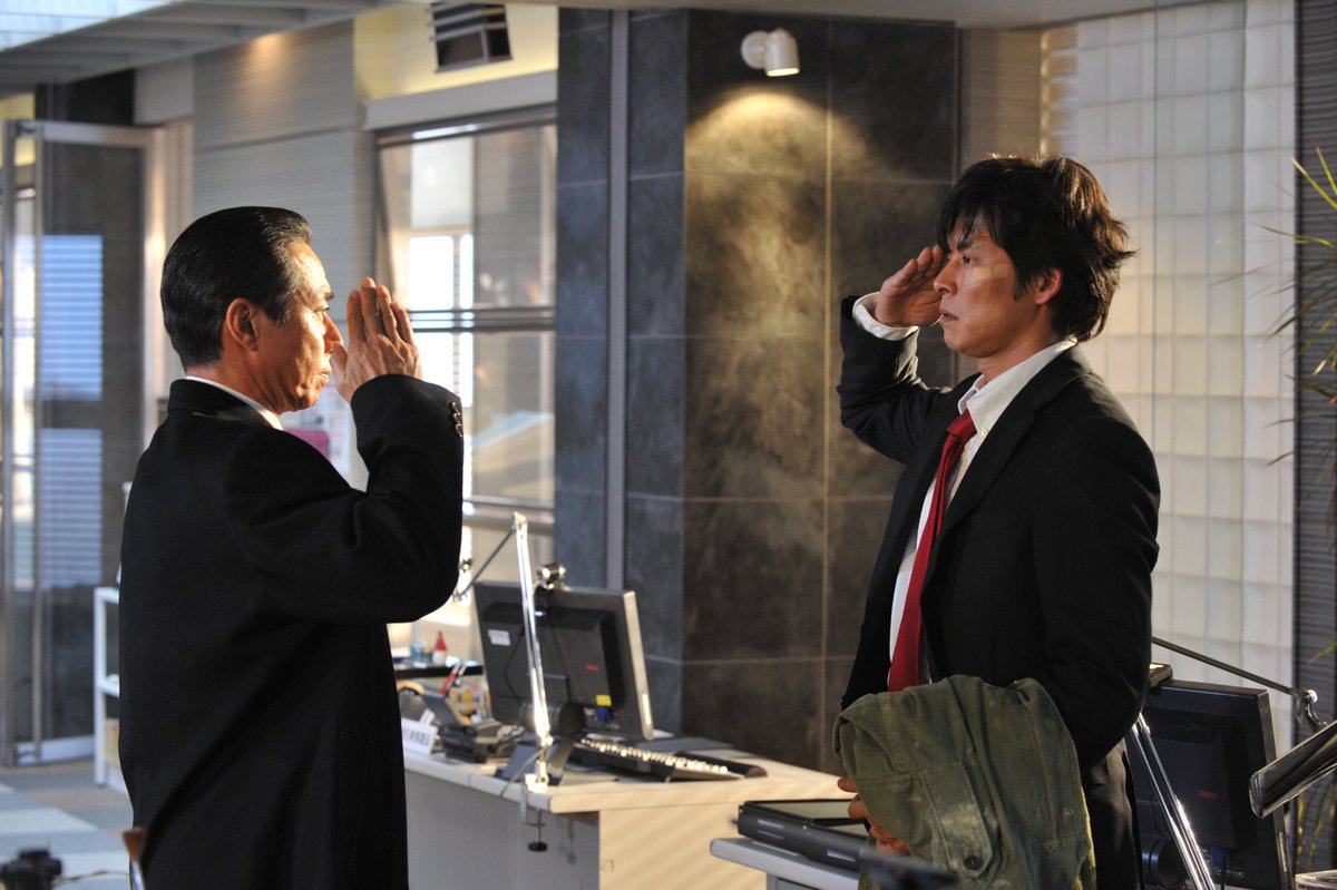 odoru_movief's tweet photo. 【🚨#踊る地上波放送中】

「おじまげな」

シリーズ恒例、室井の秋田弁！
意味は「かっこつけるな」

秋田弁への変換も自ら行っていた
#柳葉敏郎 さん。
実はお母様に伺っていたそう！

『#踊る大捜査線 N.E.W. メトロポリスを駆け抜けろ！』
🎬大ヒット上映中 https://t.co/Y7PsHggtKE
