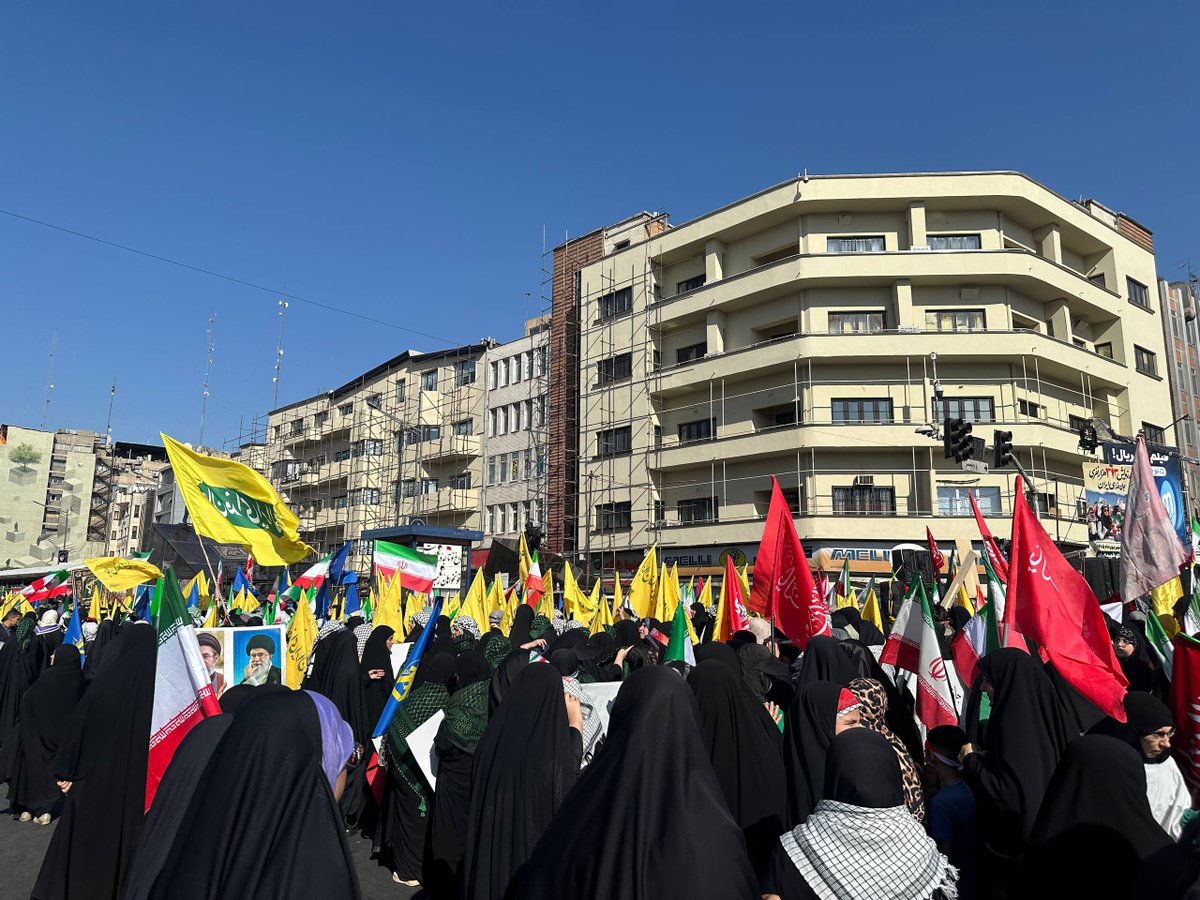 vadna2004's tweet photo. رزمایش ۳۱۳ هزار نفری، تصویری از همبستگی، آمادگی و اراده‌ای بود که در قاب این روز ماندگار شد.❤️
#رزمایش_313هزار_جانفدای_ایران https://t.co/SJF9Mfvhxy