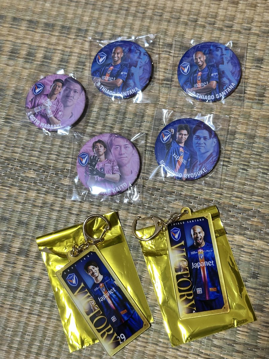 m00n_ra1n's tweet photo. Vファーレン長崎　グッズ

譲:（缶バッチ）1、9、26、50
     （勝利時キーホルダー&amp;ステッカーセット）9、29

求:定価

お気軽にご連絡ください🙇

#vvaren https://t.co/hYu5mhiN5g