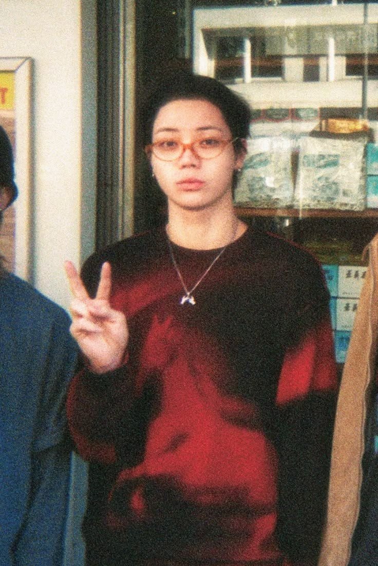 kwoontik's tweet photo. when his feelings are getting way too obvious 

ohyul few tweets au https://t.co/UPeV7ZQc4D