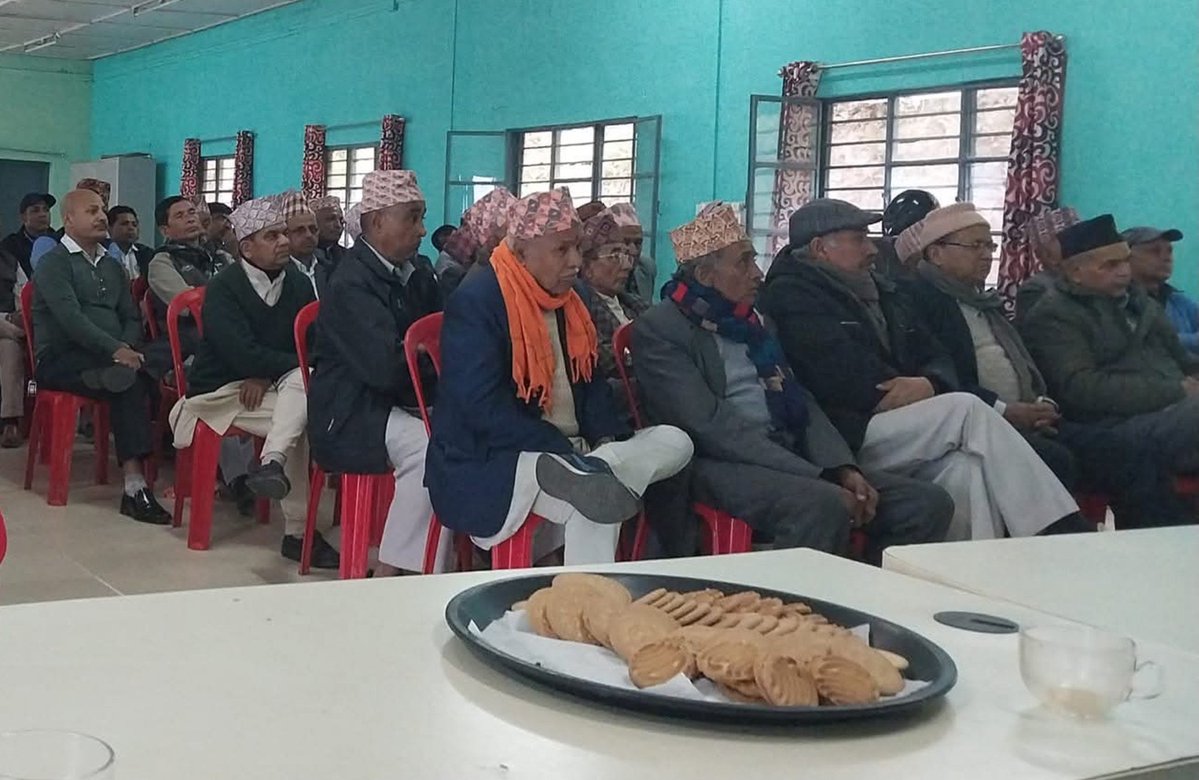 ChangezKhas's tweet photo. These are the same Khas Bahuns who show up during the winter selling fake shilajit for ₹50 or ₹100.
They bring out those black jaggery like substances and claim, It’s brought down from the mountains take it sahib. https://t.co/w6PWMkmbr9