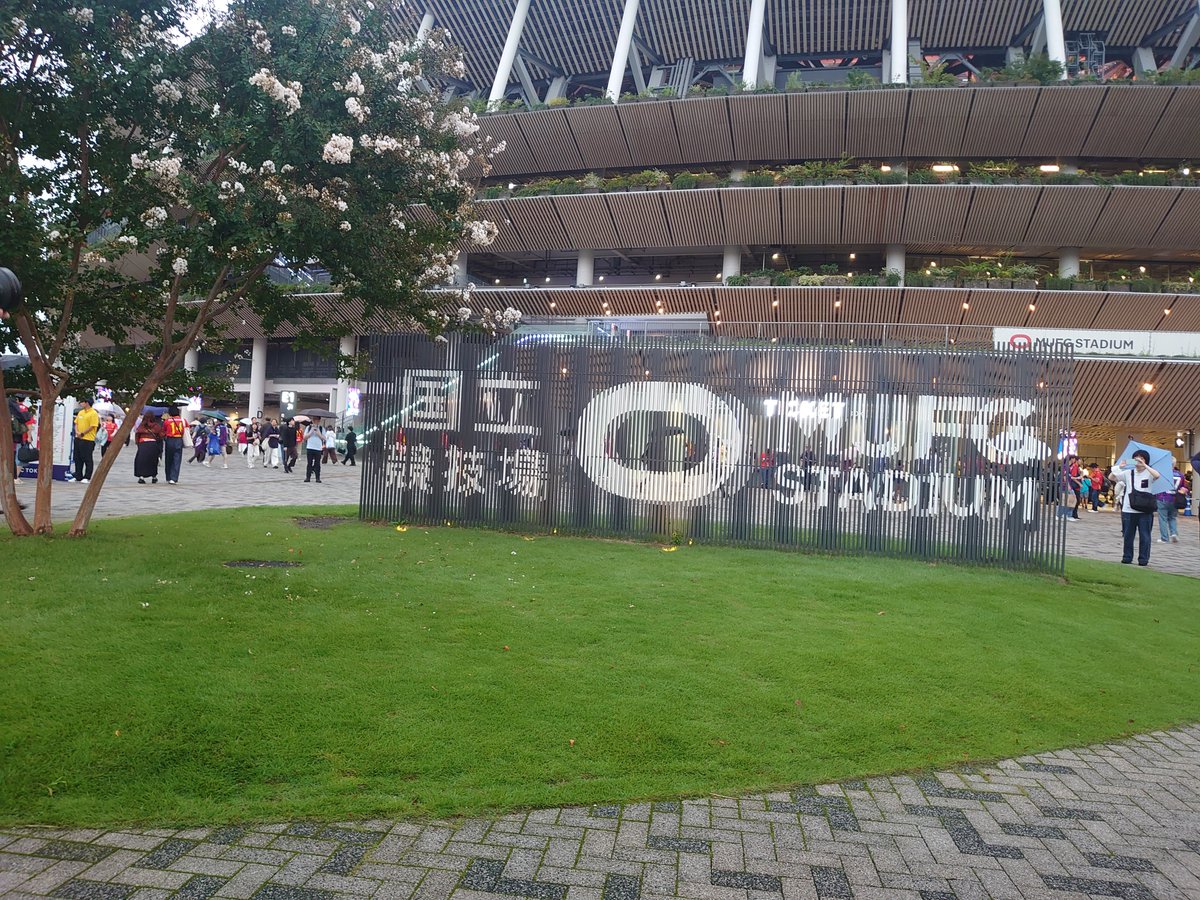 blue_slumber's tweet photo. 今日は名古屋vsFC東京戦を観に、国立競技場へ行ってきた！

はい、負けましたよ…。
今年、残留争いする勢いだよ😱

最前列取れたのと、グランパスくんとドロンパに会えたのが救いだった😭

もうすぐ栃木なのに、電車の中でFC東京のサポに囲まれてる💦
どっかにグランパスファミリーはいないかしら💧 https://t.co/jTBwVl0aTi