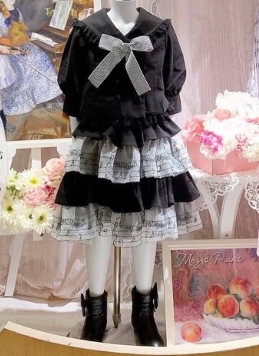 kirito_88_'s tweet photo. しぐれういの配信見たけど、メゾピアノのお洋服とコラボではなく、キャラクターとのコラボであったと言っていたけどじゃあなぜ自分の描くキャラクター？にメゾピアノのお洋服を着せて投稿したの？
このお洋服本当に可愛いと思ってたのにこのイメージがついてしまって着せられないって思うよ… https://t.co/9OeXgXT6iS