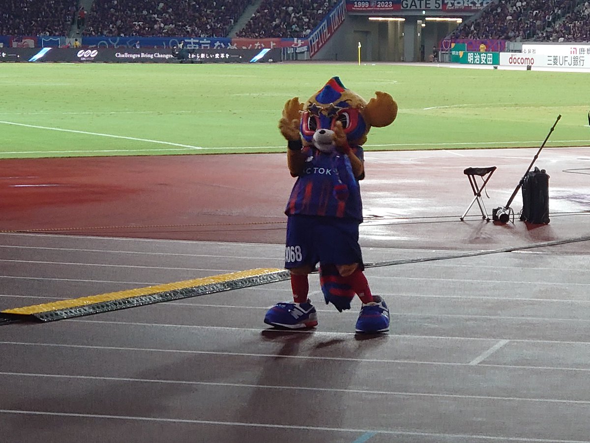 blue_slumber's tweet photo. 今日は名古屋vsFC東京戦を観に、国立競技場へ行ってきた！

はい、負けましたよ…。
今年、残留争いする勢いだよ😱

最前列取れたのと、グランパスくんとドロンパに会えたのが救いだった😭

もうすぐ栃木なのに、電車の中でFC東京のサポに囲まれてる💦
どっかにグランパスファミリーはいないかしら💧 https://t.co/jTBwVl0aTi