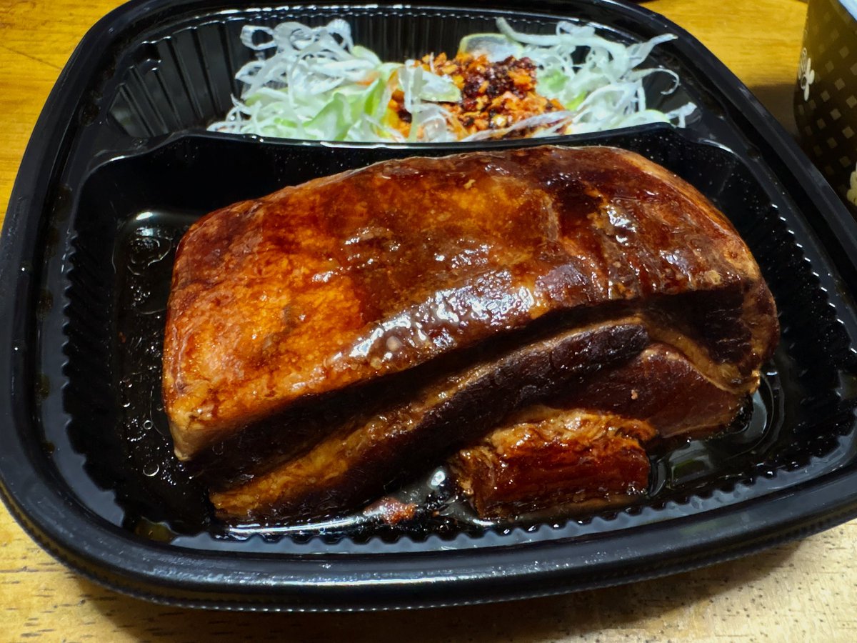 r_sepz's tweet photo. 昨日から吉野家で販売してる

【夜限定 角煮定食】

仕事終わって買いに行ったら
本日、残り1食です〜って！✧ \( °∀° )/ ✧

あたしの為に残っててくれてありがとう！←

すんごいおっきいぜ！！

いただきます！！ᕕ( ᐛ )ᕗ

 #吉野家
 #角煮定食
 #ラスいち https://t.co/9niVcZSBwd