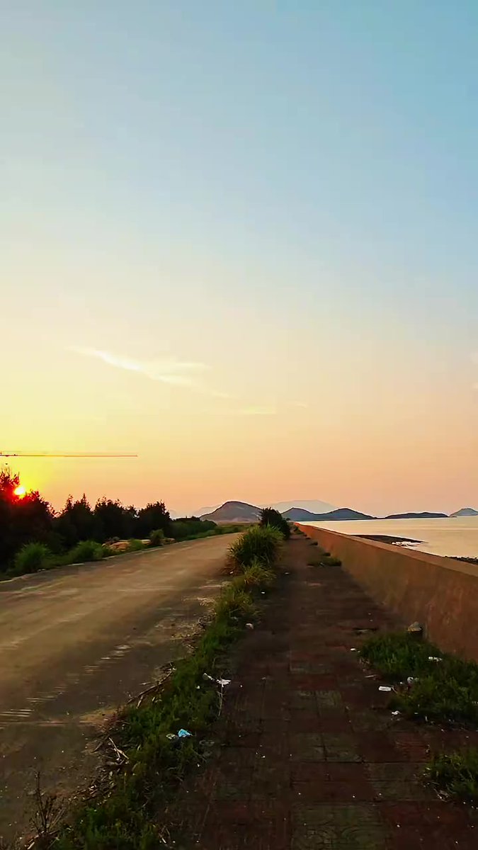GeneTatomo2's tweet photo. Atardecer en la playa de Barceloneta! Las olas mezenan y el aroma del mar llena el alma, viajar es vivir cada momento pequeo y hermoso. https://t.co/n217dT8OUI
