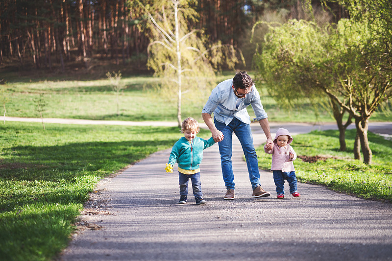 KarenShrinb70's tweet photo. Hoy dimos un paseo matutino con papá para recoger flores silvestres en el parque  Compartir momentos simples es lo más bonito de la vida， https://t.co/fHsDehDCor