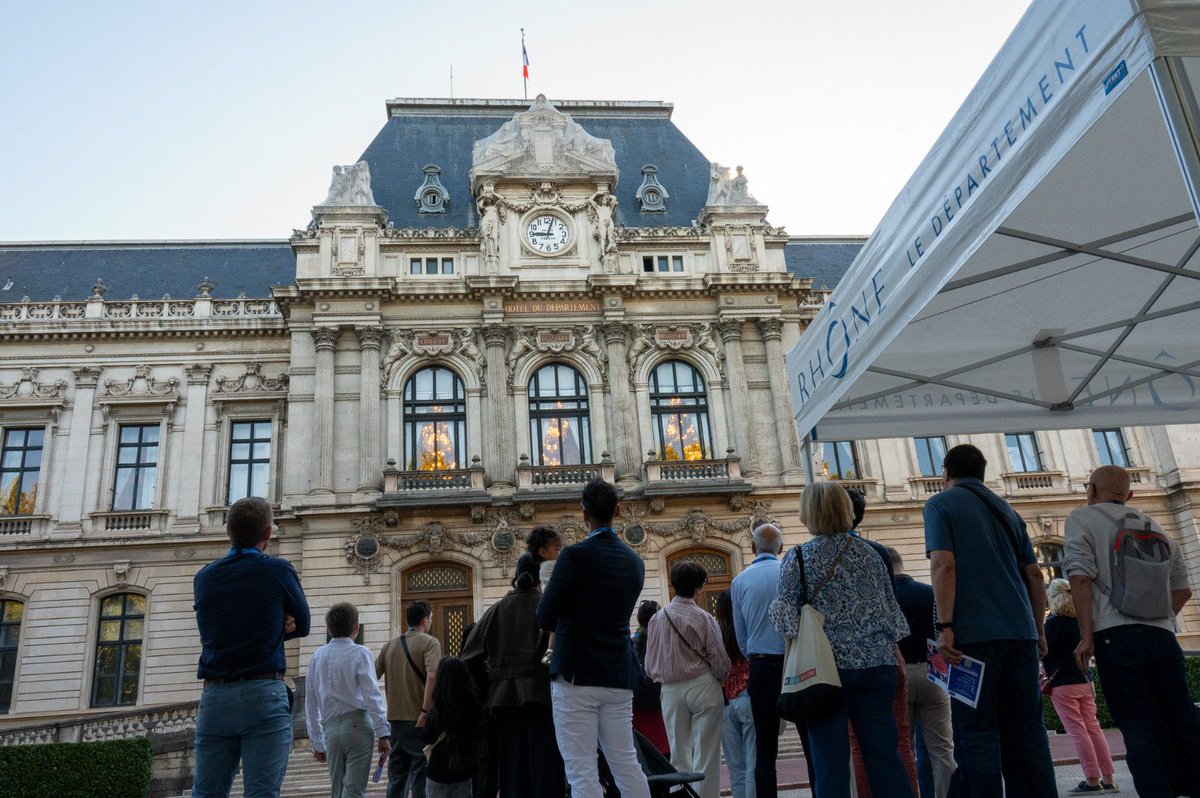 Les visiteurs découvrent l'histoire de la façade du bâtiment.