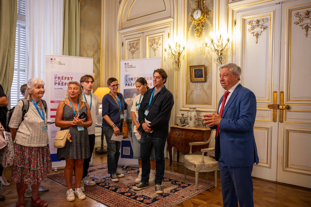 Le préfet Etienne GUYOT présente les missions du préfet dans le salon privé.
