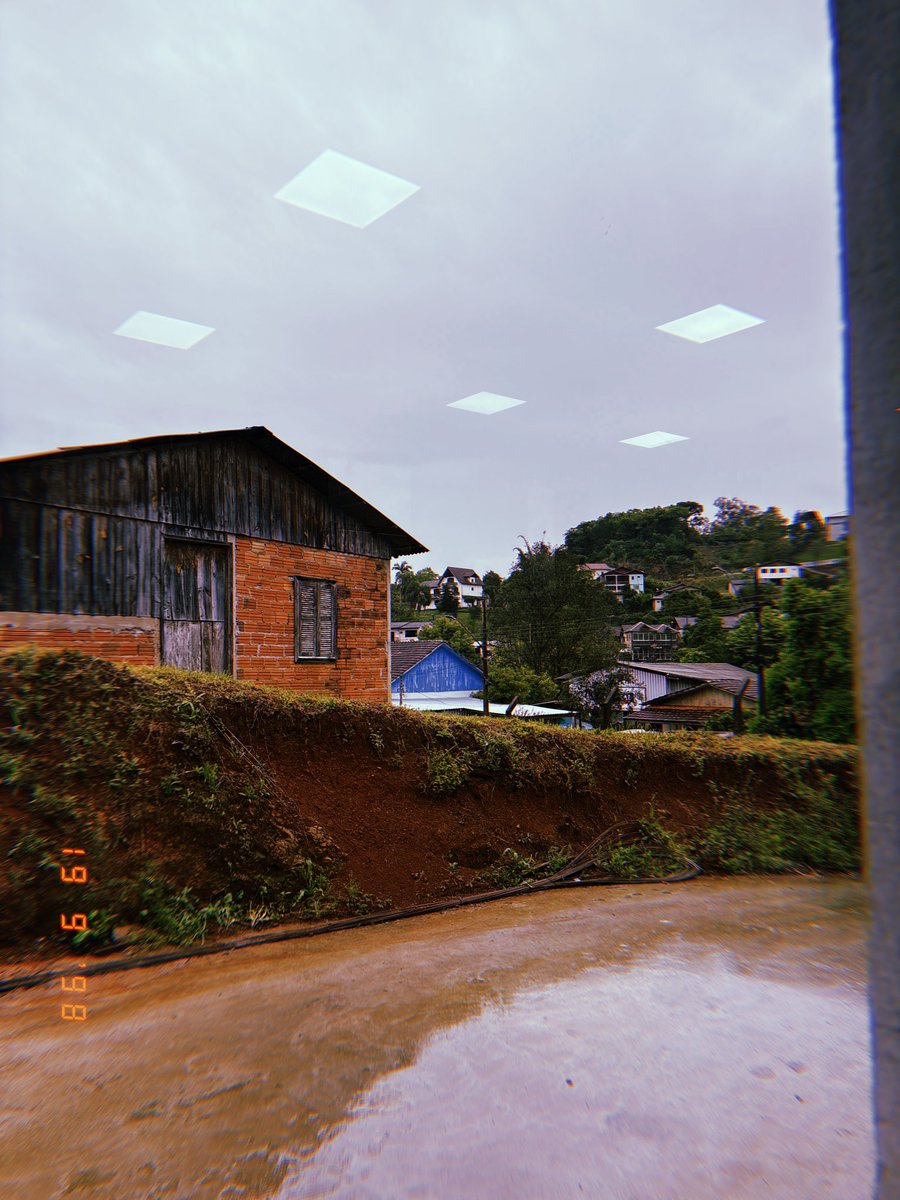 Pames1a's tweet photo. Invasão alienígena 👽 
Ou
Reflexo das lâmpadas no vidro kkkk https://t.co/8KNmKhouuQ