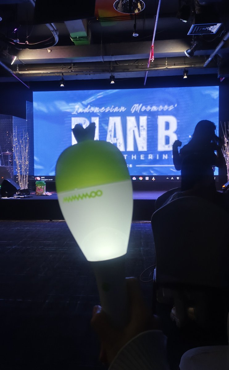 yayiraki_'s tweet photo. Shout out to @mamamooID bikin acara seru dan keren H-8 cancellation konser Mamamoo 4Ward. Padahal moomin jg pasti sama-sama sedih dan kecewa, tp bisa bikinin acara pelipur lara.
Ps. Moobong-ku debut!!! 
Pss. Semoga ada konser MMM lg di JKT https://t.co/Q7G9ehdr1V
