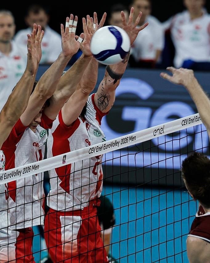 TeamORLEN's tweet photo. Zadanie wykonane w imponującym stylu. 💪

Polscy siatkarze wygrali 3:0 z Łotwą i awansowali do ćwierćfinału mistrzostw Europy! 👏 https://t.co/8a3oyi53kM