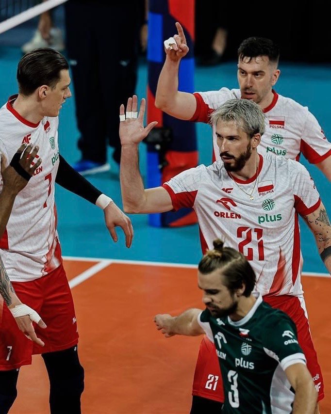 TeamORLEN's tweet photo. Zadanie wykonane w imponującym stylu. 💪

Polscy siatkarze wygrali 3:0 z Łotwą i awansowali do ćwierćfinału mistrzostw Europy! 👏 https://t.co/8a3oyi53kM