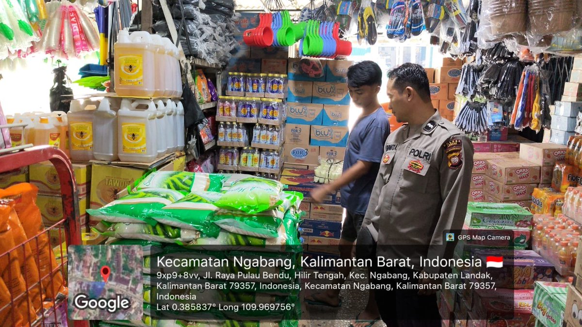 HumasNgabang's tweet photo. Anggota piket polsek ngabang patroli siang dengan sasaran ke toko kelontong dan menghimbau agar berhati hati dengan org yg pura pura belanja tetapi ada niat utk melakukan kejahatan serta ingatkan cegah karhutla https://t.co/t26bIOcqH6