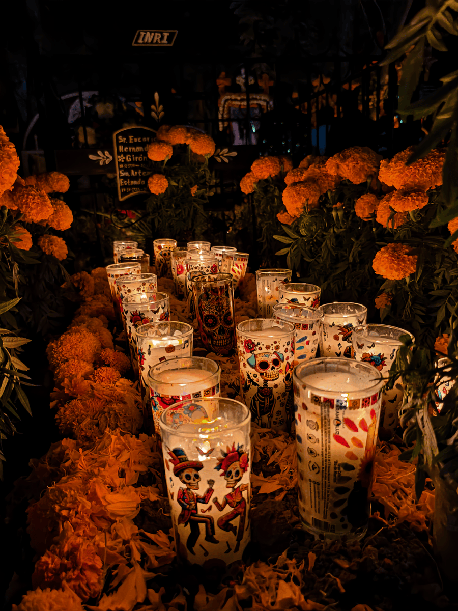 ReikoSilos's tweet photo. Feliz Día de los Muertos! Que tus seres queridos te acompaen en cada instante de este día lleno de luz y recuerdo. https://t.co/3hW8rjCBtY