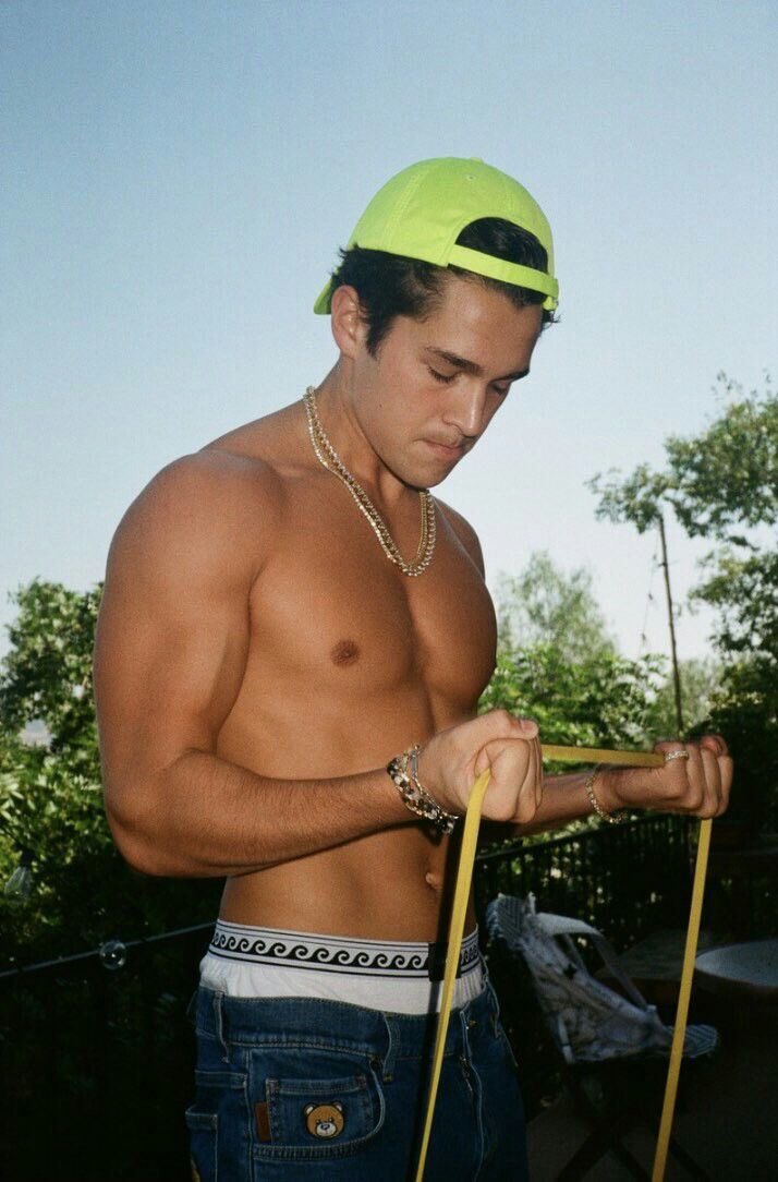 mensframe's tweet photo. austin mahone https://t.co/eS4O1cdeOP