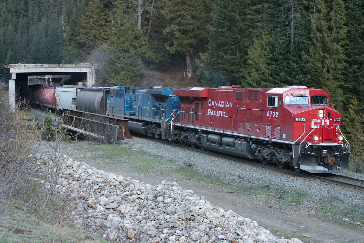 rtwwithatm's tweet photo. Hi, @canadianpacific. Can you, or someone else,  identify this location (MP + nearest town) on CP's Mountain Sub? Taken in BC in 2006, somewhere between Revelstoke &amp; Field. The snow/avalanche sheds in the background of one photo may help. #cpkc #canadianpacific https://t.co/B0wy7PvaPP