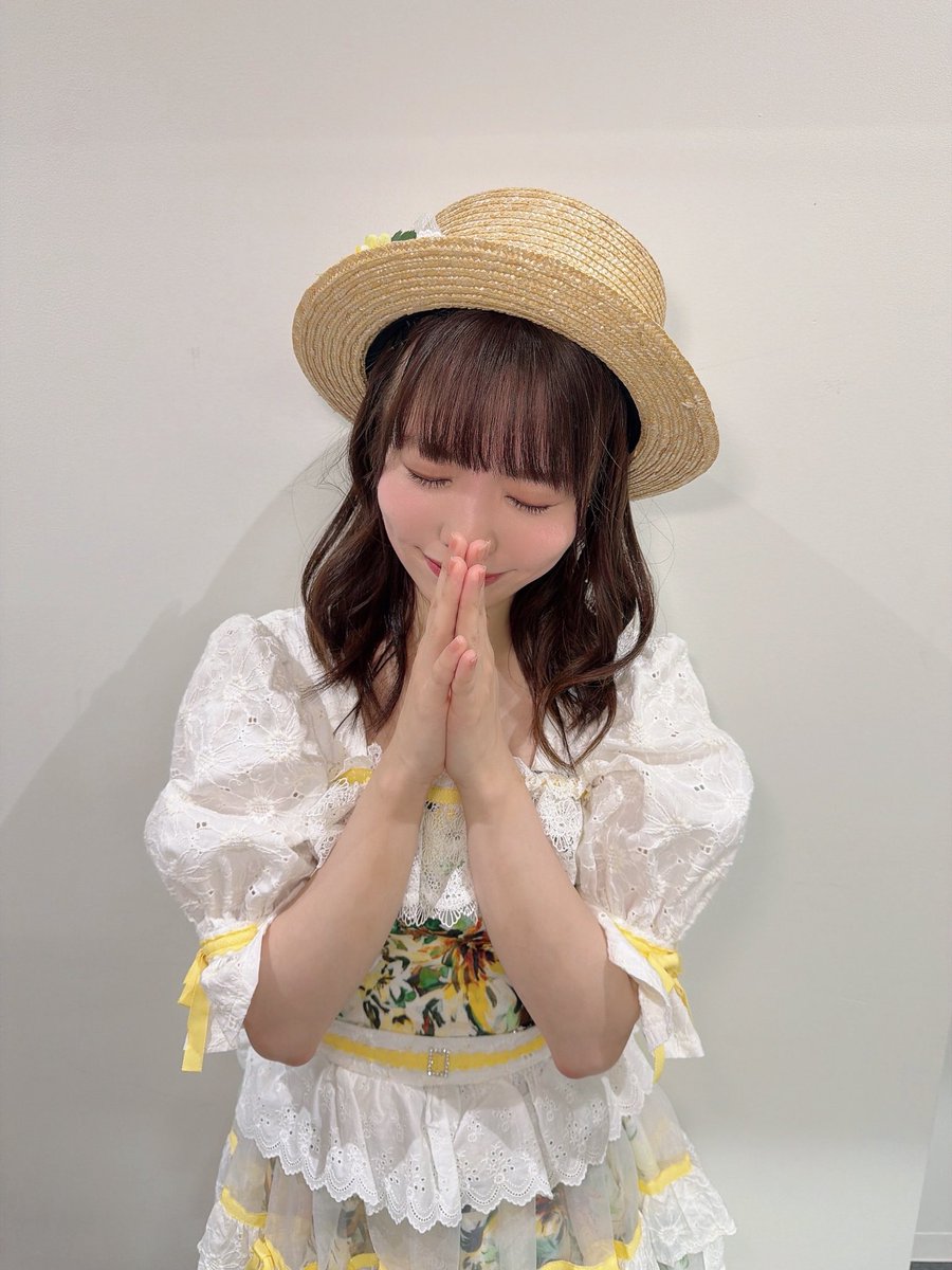 maichan_F_0921's tweet photo. #Boostyファンまつり2026
イベント1日目ありがとうございました✨

推し曲決定戦企画にて、ななななんと…

第7位に『向日葵の水彩画』🌻
ランクインさせていただきました🙇‍♀️

ありがたいことにこれまで沢山の #HKT48 の楽曲に参加させていただいてきたので、今回はどんなリクエストセトリになるかな〜？と、気になっていたのですが…

まさか上位で歌う機会をいただけるなんて全く予想をしていなかったので、驚きと感謝の気持ちでいっぱいです🥺

リクエストしてくださった皆さま、本当にありがとうございました🙏✨

4年前の福岡での夏のコンサート🌻
初披露のステージにみんなと一緒に立てなかったこと、オリジナルメンバーで揃って一度も披露ができないままであったこと、個人的にずっと心残りで…！

今回、皆さまのおかげでまたステージで披露する機会を作っていただけて本当に嬉しかったです🙂‍↕️(個人的には3回目の水彩画でした🖼️)

心強いオリメンの3人、そして卒業メンバーの立ち位置に、楽曲リリース当時に加入してきてくれた6期生のみんなが入ってくれて、とてもしみじみとしました🫶
(大好きなみんなと歌えてとっても幸せでした❕)

改めて、ありがとうございました💛🌻
#渕上舞 より🐼