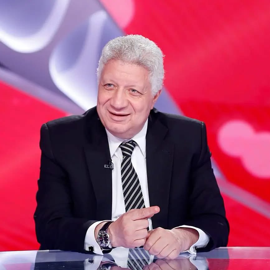 HazemMohy_IZ's tweet photo. هكتب الكلام ده ورزقي على الله.. وعارف إن في ناس كتير عايزين يقولوه بس خايفين من الإتهامات اللي هتتوجه ليهم.

عندي تحفظات كتير على مرتضى منصور لكن رغم كده عمري ما شوفت الزمالك بالخضوع ده.. على الأقل كان فيه تنوع ما بين الاخطاء والنجاحات.

كنت مع رحيله على أمل تيجي أشخاص حقيقيين يليقوا بنادي الزمالك.

مشكلتي الأساسية مع مرتضى منصور كانت الصدام اللي حصل مع جمهور الزمالك، لأن الجمهور شيء مقدس مهما أنتقد مينفعش أبدًا أدخل في مواجهة معاه بالطريقة دي.

كان في أخطاء كتير؟ أه
لكن أنا شوفت شخص بيواجه المنظومة بطريقتهم وبيحاول ما يكونش جبان ولا مطاطي.. حتى لو في النهاية فشل.

كنت كل موسم بشوف عربية نص نقل محملة لاعيبة جديدة داخلة النادي، لدرجة إننا كنا بنشتري لاعبين ونطلعهم إعارة!

كان عندي تحفظ على طريقة تقديمهم اللي كان فيها عشوائية، لكن في النهاية كانوا لاعيبة زمالك "وكانت وقتها تقريبًا مشاكل الأغنياء واحنا مش عارفين"

على الأقل شوفت الزمالك في فترة من الفترات بيمتلك واحد من أقوى الإسكوادات في تاريخه.. إحنا كنا بنقعد إمام عاشور دكة لساسي!

كهربا هرب من الزمالك؟
بس حرفيًا بعدها قعده في البيت، وخلاه يلف يشحت ثمن العقوبة، ورفض رفض قاطع الدفع بالجنية أو حتى تقسيط العقوبة.

شوفته وهو بيوقع مع عبدالله السعيد في عزه وهو النجم الأول في الأهلي.. حتى لو الموضوع ما اكتملش للنهاية، لكنه تسبب وقتها في مشاكل كبيرة داخل الأهلي، أهمها رحيل اللاعب وإفساد العلاقة بين مجلسهم وبين تركي آل الشيخ.

أنا مشوفتش معاه الزمالك موقوف قيده بالمنظر ده وبعدد القضايا دي! تم إيقاف القيد تقريبًا مرة واحدة في قضية ماريتمو البرتغالي مع محمد إبراهيم، وتم دفع المبلغ ورفع الإيقاف.

حتى في الأزمات المادية مكنش بيلف ويدور وينزل بيانات كاذبه. خرج أكتر من مرة وقال: مفيش فلوس اللي عايز يقعد يقعد واللي مش عايز يتفضل والغريب إن في النهاية برضه كان كتير بيقعد.

حتى مع الحجز على حسابات النادي، مشوفتوش مرة فاتح حساب جمع تبرعات زي اللي حصل مع المجلس الحالي مرتين سواء كمجلس منتخب أو لجنة معينة.

مكنتش حابب شكل الإعلاميين والمقربين اللي حواليه وهما بيطبلوله 24 ساعة، لكن في الأول وفي الآخر دي حاجة تعود على شكلهم قصاد نفسهم وأقاربهم.. وشيء شخصيًا ميضرنيش في حاجة، يضرهم هما.

في نفس الوقت أنا شوفت انطلاق قناة الزمالك، حتى لو سياستها كانت غلط وشوفت افتتاح النادي النهري وشوفت أوتوبيس الزمالك، وشوفت السفر في طيران خاص.

في المقابل المجلس الحالي معاه واحد من أكبر رجال الأعمال "والحقيقة إنه مقصرش معاهم ودفع ملايين الملايين" لكن في النهاية من غير نتيجة ملموسة!

لو هتسألني فأنا نفسي أشوف وجوه جديدة ومحترفة تقود الزمالك.
أشخاص فاهمين الإدارة وعندها رؤية، وتعرف تحافظ على حقوق النادي وتديره بالشكل اللي يليق بيه.

لكن لو هتقارني بين المجلسين، فالمجلس الحالي عدى جميع المجالس بمراحل.

أنا عن نفسي أحب الخصم اللي يواجهني في وشي حتى لو بعداوة، عن العدو اللي يبتسملي في وشي ويطعن في الضهر!