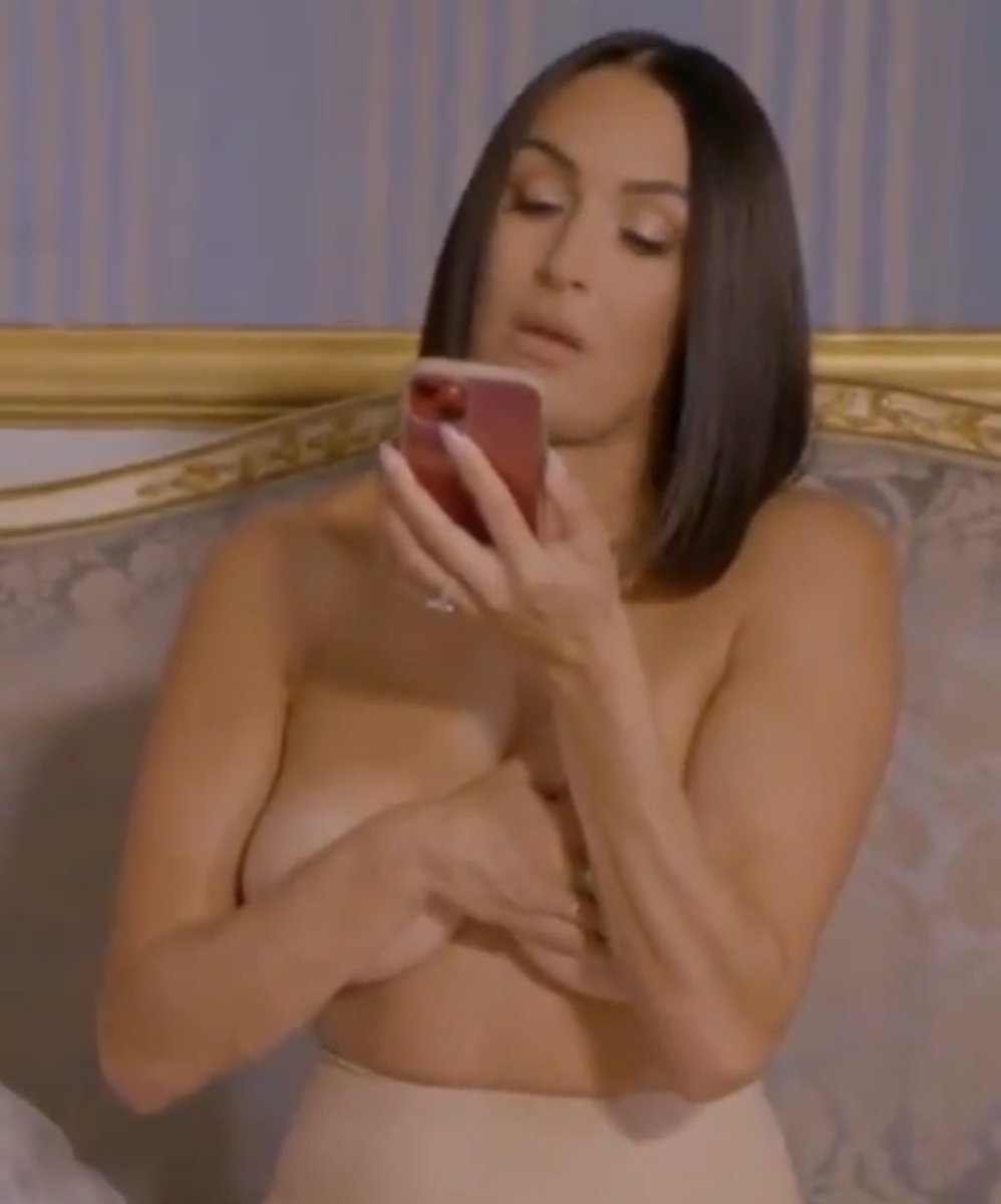 StudIsFearless's tweet photo. Calling Brie to give me back my top. 🙄 https://t.co/p4BTjrThf1