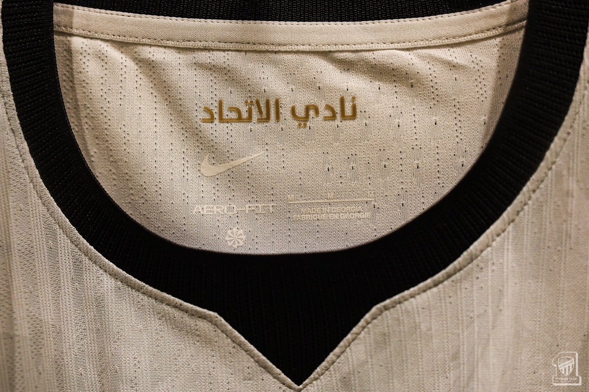 21cl2's tweet photo. لو مالَ ��لبي عن هواكَ نزعتهُ
وشريتُ قلبًا في هواكَ يذوبُ https://t.co/t329Y6j1Up