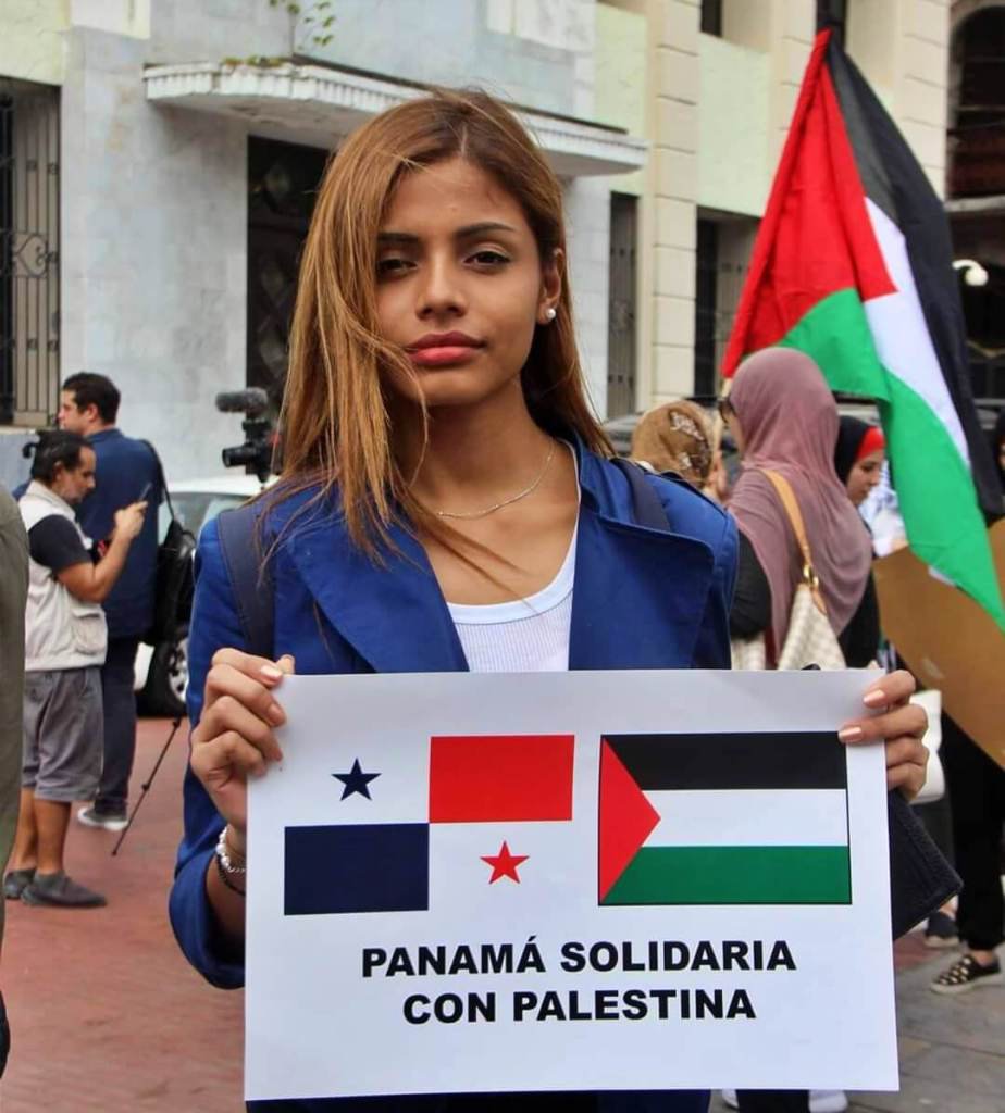 Anamaturana22's tweet photo. Lo que pasó en la ONU, NO REPRESENTAN en nada lo que piensa un país entero...

Nosotros los PANAMEÑOS nunca nos podemos callar ,ni abstenernos a PROTESTAR en contra de ese GENOCIDIO.

PALESTINA LIBRE..K.RAJO!!!🙌🏾🤨🇵🇦🇸🇩 https://t.co/EUACcAtfTb