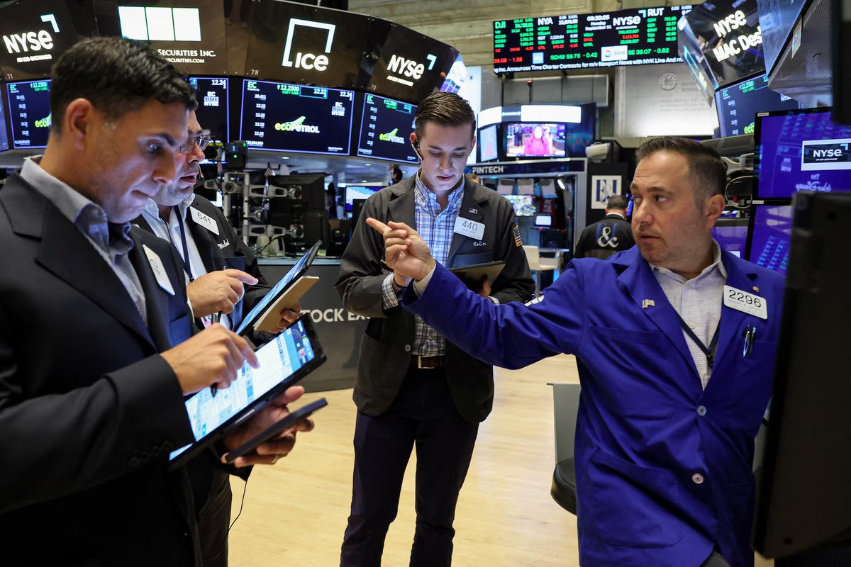 lhhnwfg's tweet photo. 🇺🇸 U.S. MARKET WEEKLY RECAP 📊

Another volatile week on Wall Street.

The headline numbers tell one story — but market leadership tells another.

📉 S&P 500: -0.1%
📉 Dow Jones: -1.7%
📈 Nasdaq: +0.7%
📉 Russell 2000: -1.5%
Tech remained relatively resilient while the broader market struggled under pressure from higher yields and shifting inflation expectations.
🔎 What mattered this week
💵 Treasury yields
Higher yields continued to challenge equity valuations, especially across rate-sensitive areas.

🛢️ Oil & inflation
Oil-price volatility kept inflation expectations in focus and added another layer of uncertainty.

💻 Tech leadership
Nasdaq strength remains an important signal. If technology continues to lead, the broader market could remain supported despite elevated volatility.

📊 Market breadth
The key question isn’t just whether the indexes are rising — it’s how many stocks are participating.
👀 My focus for next week

• Treasury yields
• Oil & inflation expectations
• Nasdaq leadership
• Market breadth
• Momentum and institutional flows
The market doesn’t reward impatience.

I’m watching where capital is flowing, waiting for price action to confirm the trend rather than chasing every move.
Stay patient.
Follow the money.
Let the market confirm the thesis.

What are you watching next week? 👇
Market commentary only — not financial advice.