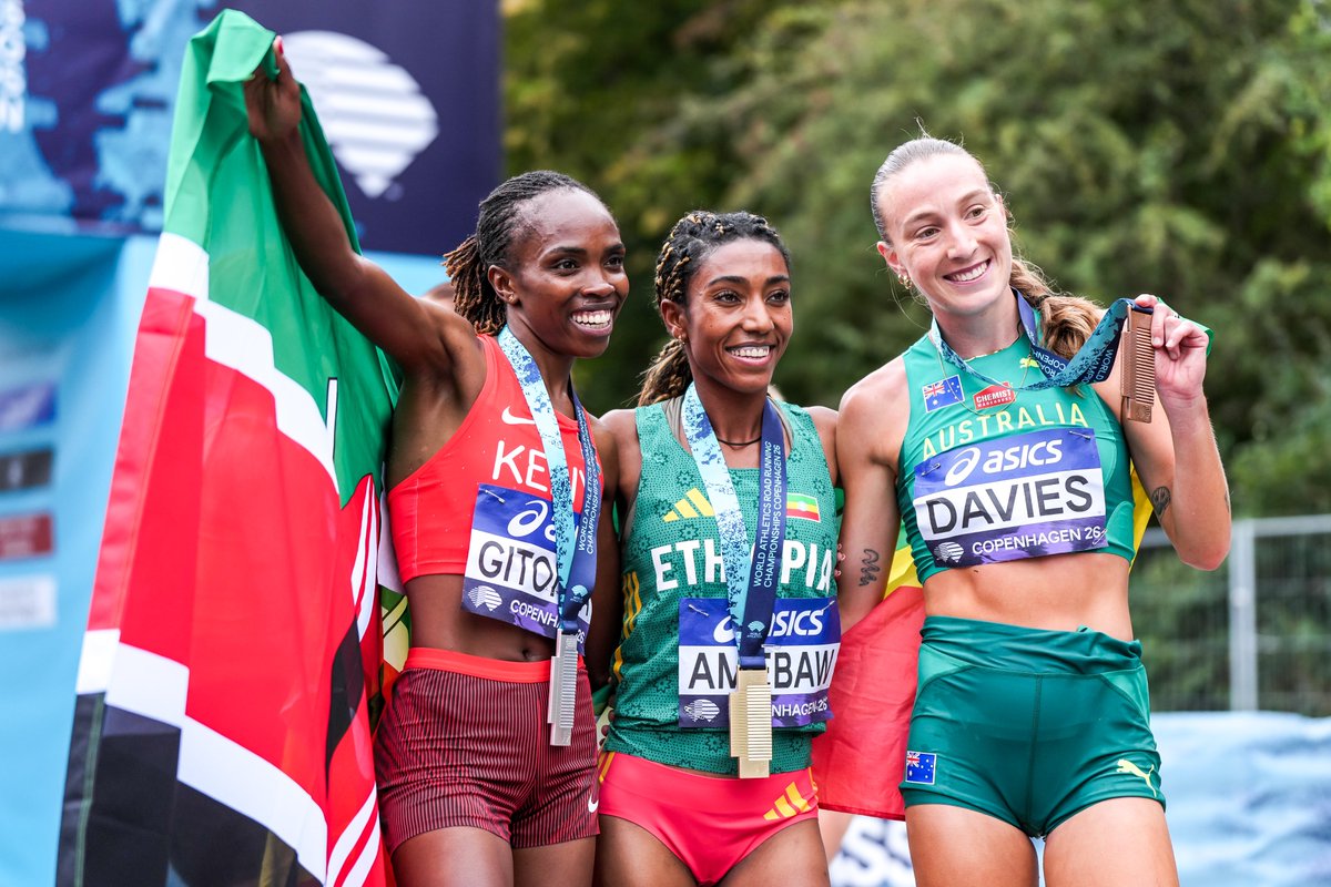 WorldAthletics's tweet photo. Six days. Two global titles.🥇🥇

Likina Amebaw adds the world 5km title to her Ultimate 5000m crown, powering away in the final kilometre to take gold in Copenhagen in 14:41 🇪🇹🔥

🥈 Caroline Gitonga 🇰🇪 14:48 
🥉 Rose Davies 🇦🇺 14:50 AR
#WorldRoadRunningChamps

🔗 https://t.co/xarc9aVVHk