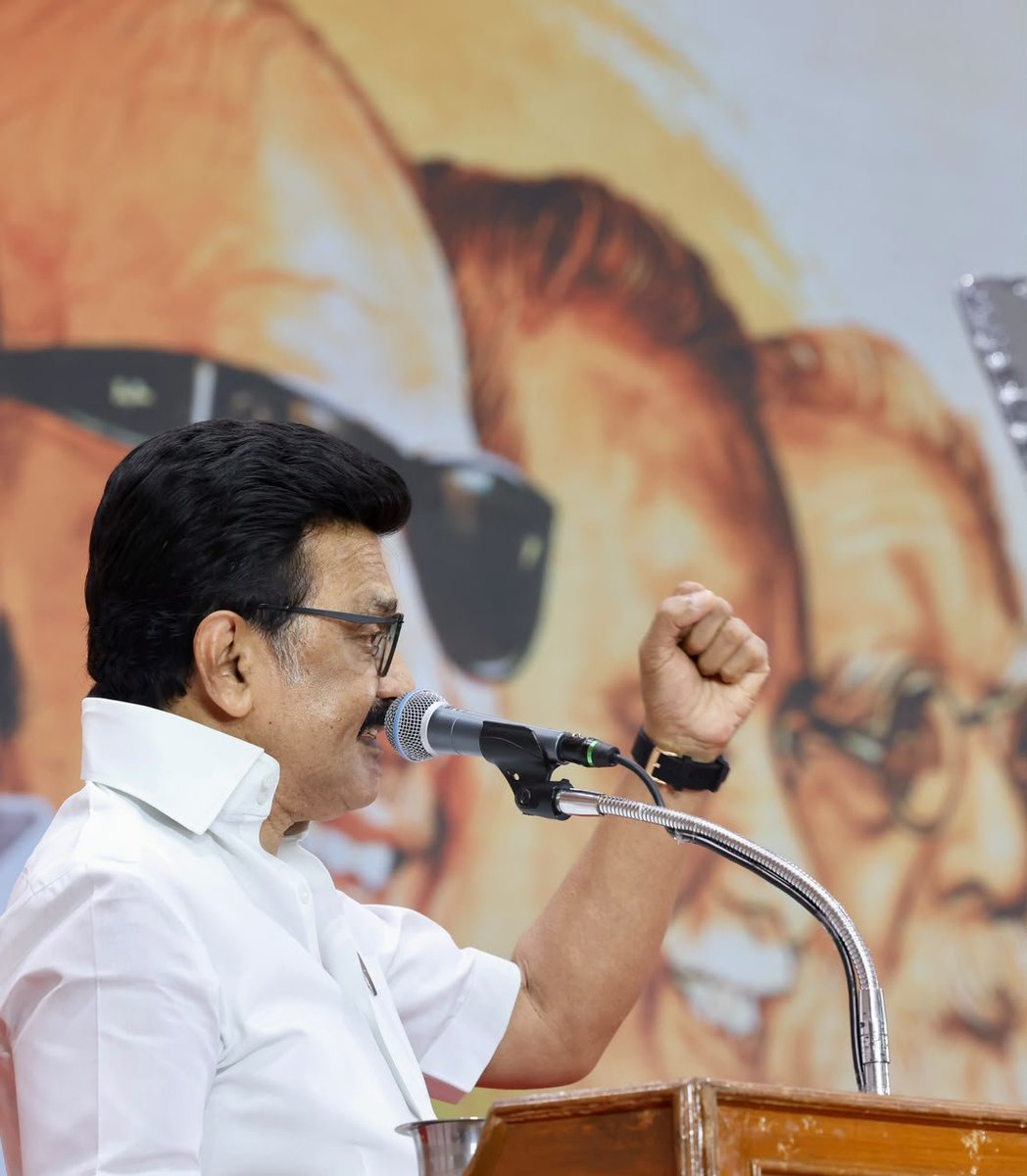 mkstalin's tweet photo. ☀️ தந்தை பெரியார் - விடியலுக்கான கேள்விகளை விதைத்தவர்!

☀️ பேரறிஞர் அண்ணா - தமிழ்நாட்டுக்கான அரசியலை வடிவமைத்தவர்!

☀️ திராவிட முன்னேற்றக் கழகம் - சாமானிய மக்களால் கட்டமைக்கப்பட்ட இயக்கம்!

இந்தப் பேராளுமைகளின் பிறந்தநாளையும், பேரியக்கத்தின் பிறந்தநாளையும் இணைத்துக் கொண்டாடும் #முப்பெரும்_விழா - வரலாற்றைத் திரும்பிப் பார்க்க மட்டுமல்ல; அடுத்த தலைமுறை முன்னோக்கிப் பயணிப்பதற்கும்தான்!

சிந்திக்காமல் Scroll செய்வதும், சரிபார்க்காமல் Share செய்வதும் அல்ல அரசியல். Clarity over Virality என்பதே இளைஞர்களின் அரசியலாக உருப்பெற உழைப்போம்!
