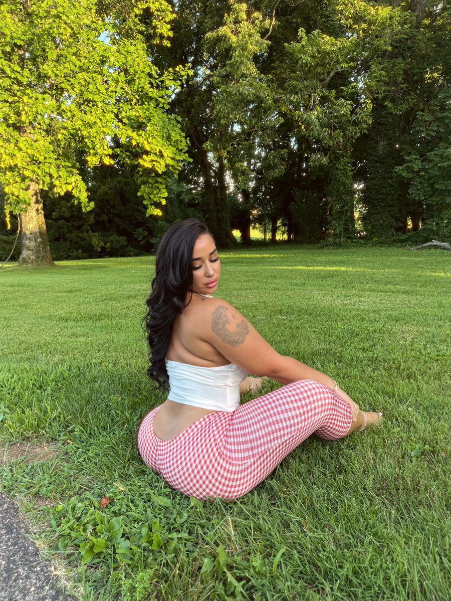 dreemzbackup's tweet photo. If you’re going to stare this much, you might as well come say hello. 🥰🔥
https://t.co/rNy25JA3On https://t.co/Vb751XzVEr
