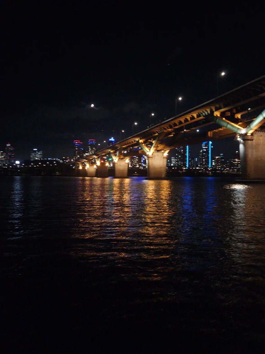 Eveniffen's tweet photo. このコースは神だから絶対保存してそのまま真似してほしい‼️‼️‼️昨日漢江で飲んでて偶然この流れで遊んだんだけど完成度高すぎた。
まず汝矣島漢江公園のクルーズ船着場2階にある日本本社直営の「キリン一番」で5種類の生ビールを飲む。そのまま隣の漢江バスに乗って3000ウォンで約30分夜景を見ながら狎鴎亭へ。
着いたら船着場すぐ横の3階「グラムグラム」で3種類の豚肉とソーセージを炭火で焼いて食べる。
最後は目の前の漢江を見ながら夜風の中でまた酒を吸い込む。昨日これやったけどソウルの夜として完璧すぎた笑
