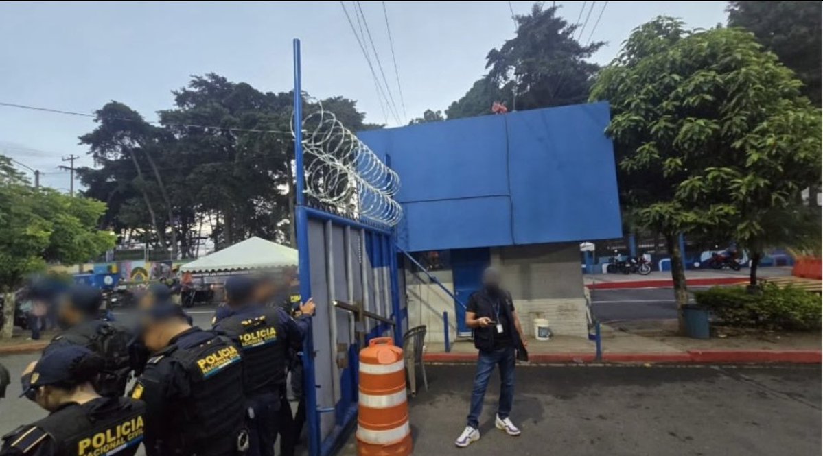 eP_investiga's tweet photo. #Actualidad | En sus redes sociales la Usac asegura que el MP se retiró de la universidad sin ejecutar el allanamiento por “incumplir requisitos legales”. Sin embargo, el MP detalla que fue positivo el operativo y es por denuncias de eliminación de registros informáticos estudiantiles.