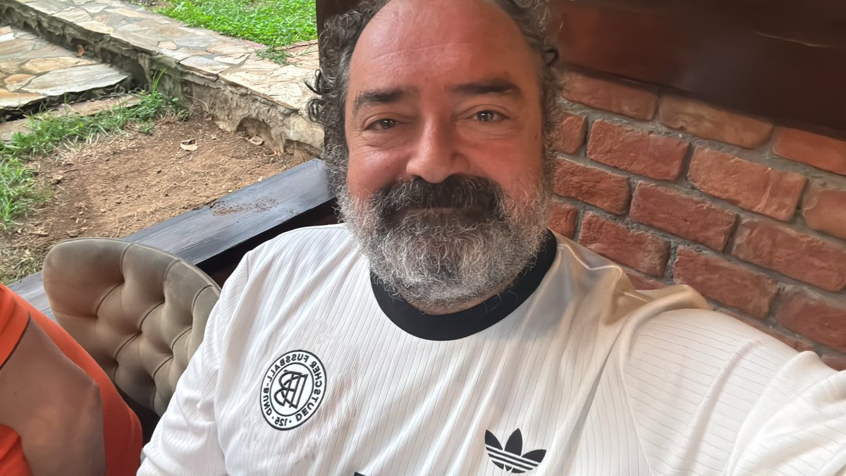 zagortenay's tweet photo. Littbarski forması da giyildi. Maç sonu da ‘çayır biçiyom çayır’da oynanır artık. ☺️ https://t.co/h7tHZyehRv