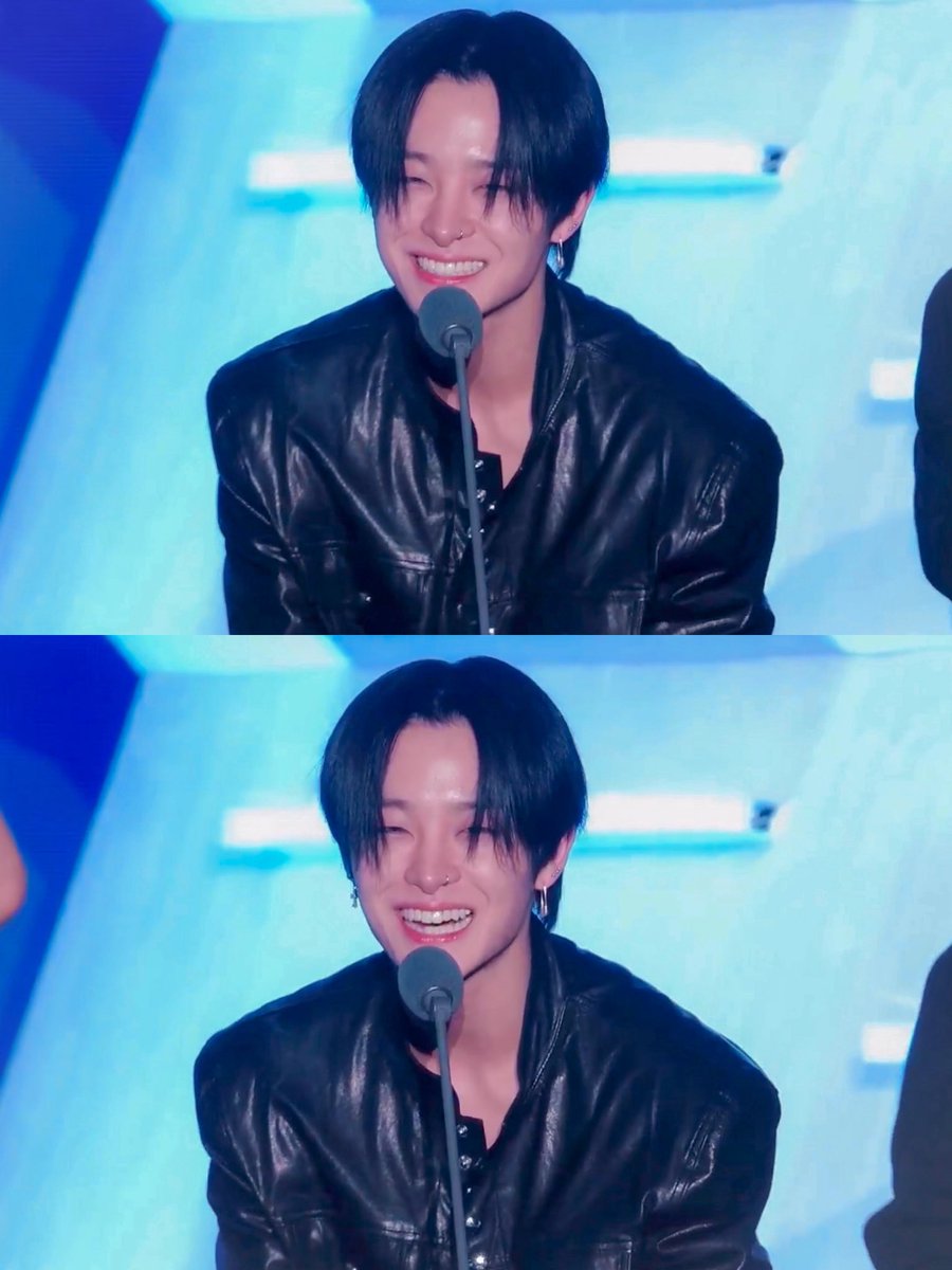 parkbeaus's tweet photo. jihoon’s pretty smile during his acceptance speech for their award 😭 HE IS BEAMING https://t.co/6OrN3tYfbU