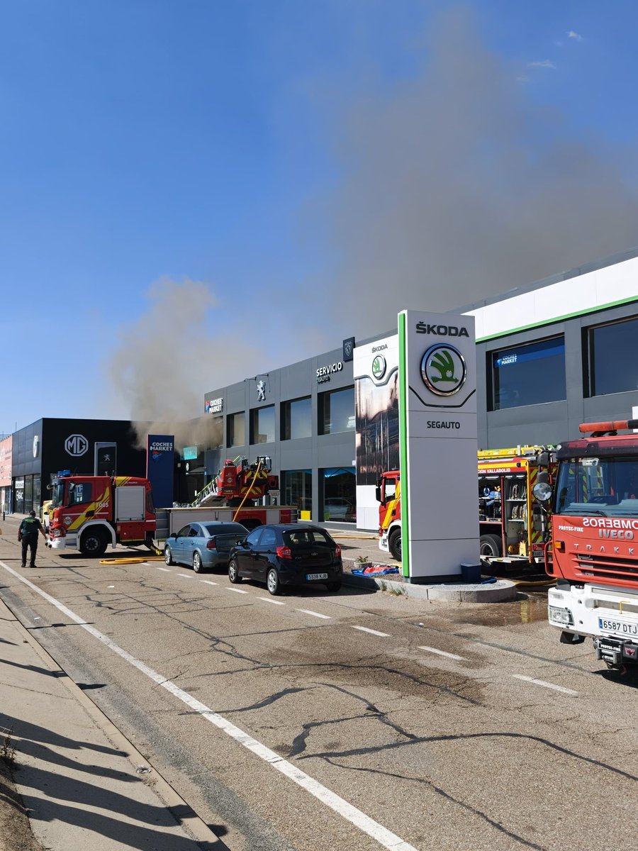 BomberosDip_VLL's tweet photo. 🔥 El presidente @Conrado_Iscar se ha acercado al incendio declarado este mediodía en el concesionario Škoda, en el Camino de Zaratán, para conocer de primera mano la evolución del operativo.

🚒 En las labores de extinción han intervenido 4 dotaciones de Bomberos de la Diputación de Valladolid: 2 del parque de Arroyo de la Encomienda y 2 del parque de Tordesillas.

👨‍🚒 La situación se encuentra controlada.